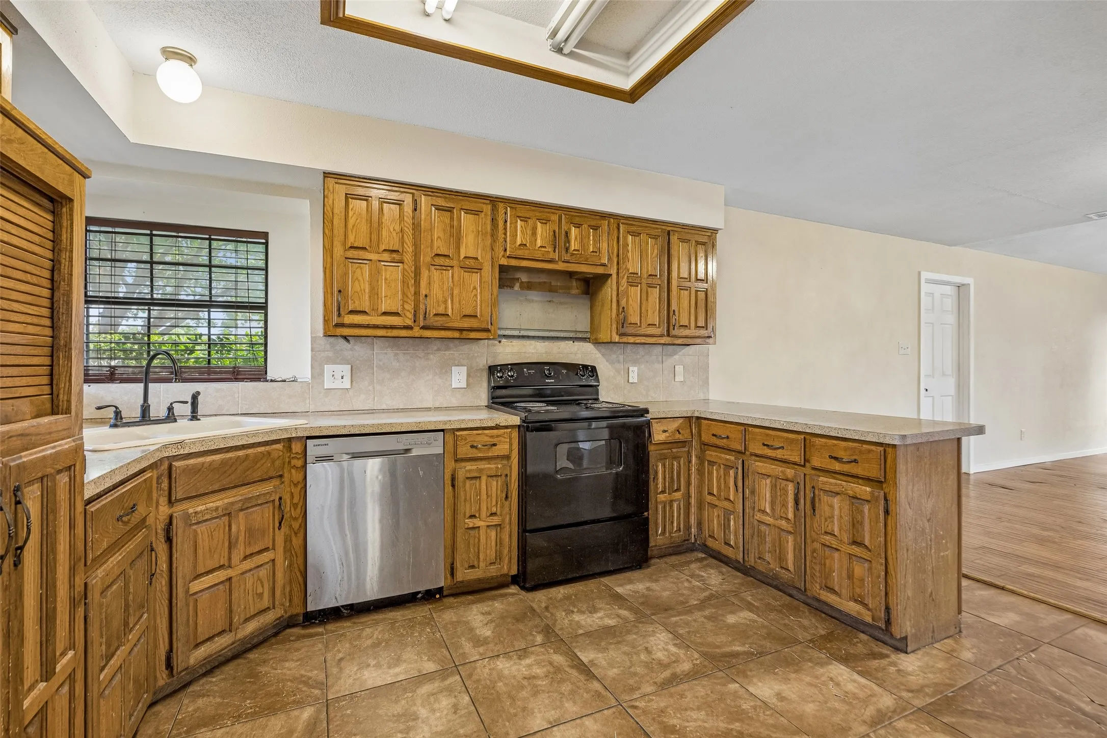 Single Family Residence For Sale in Kaufman County , 11654 Nicole Lane, Forney, Texas 75126, 4 Bedroom, 2 Bathroom, Garage spaces, 2,416 Sqft, built in 1989, mls#21357361, Real Estate Agent in Forney, Homes For Sale in Kaufman county, Homes For Sale in Forney, Realtor in Forney Texas, Real Estate Brokerage Independent Realty Texas, Luminita Cordes Realtor