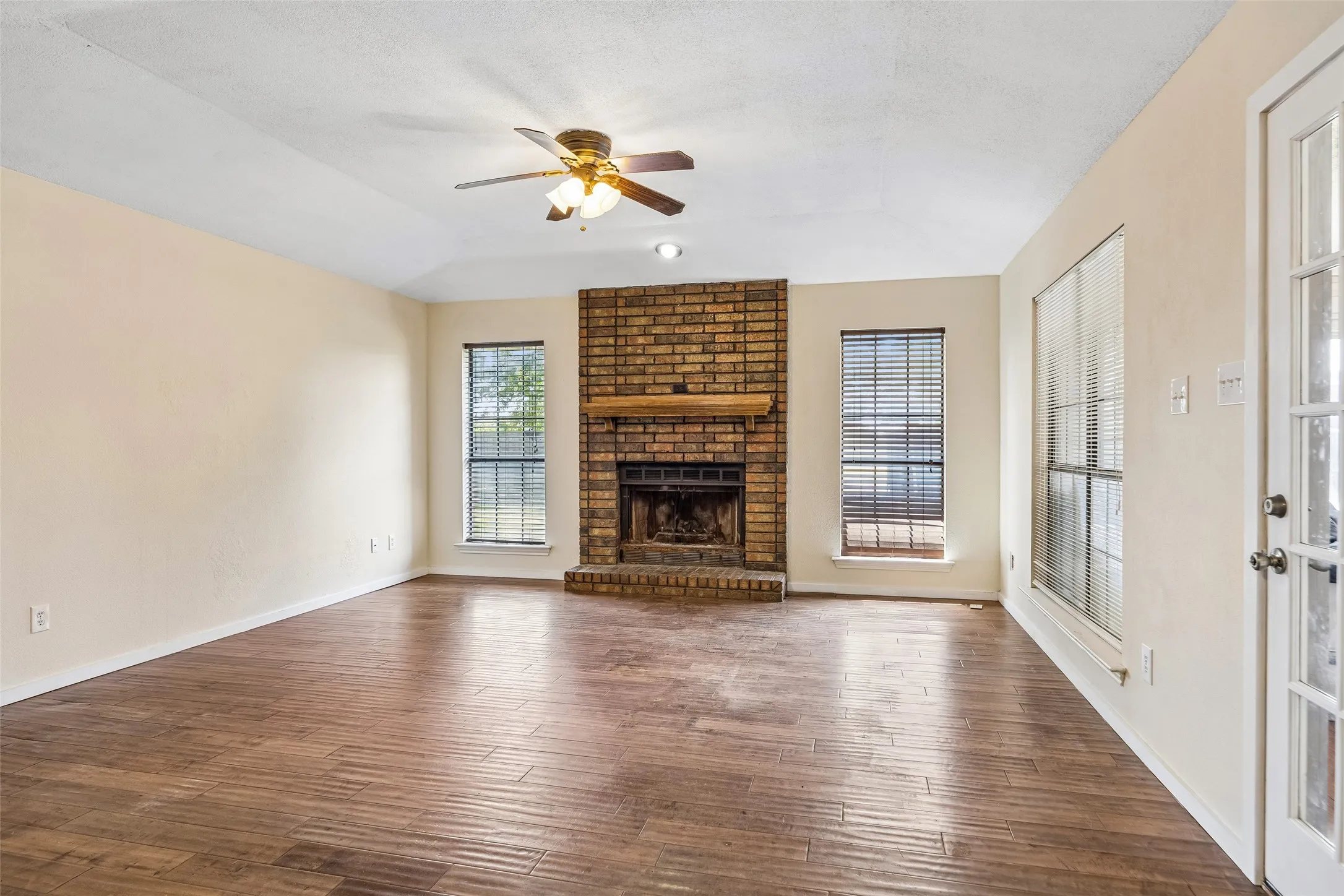 Single Family Residence For Sale in Kaufman County , 11654 Nicole Lane, Forney, Texas 75126, 4 Bedroom, 2 Bathroom, Garage spaces, 2,416 Sqft, built in 1989, mls#21357361, Real Estate Agent in Forney, Homes For Sale in Kaufman county, Homes For Sale in Forney, Realtor in Forney Texas, Real Estate Brokerage Independent Realty Texas, Luminita Cordes Realtor