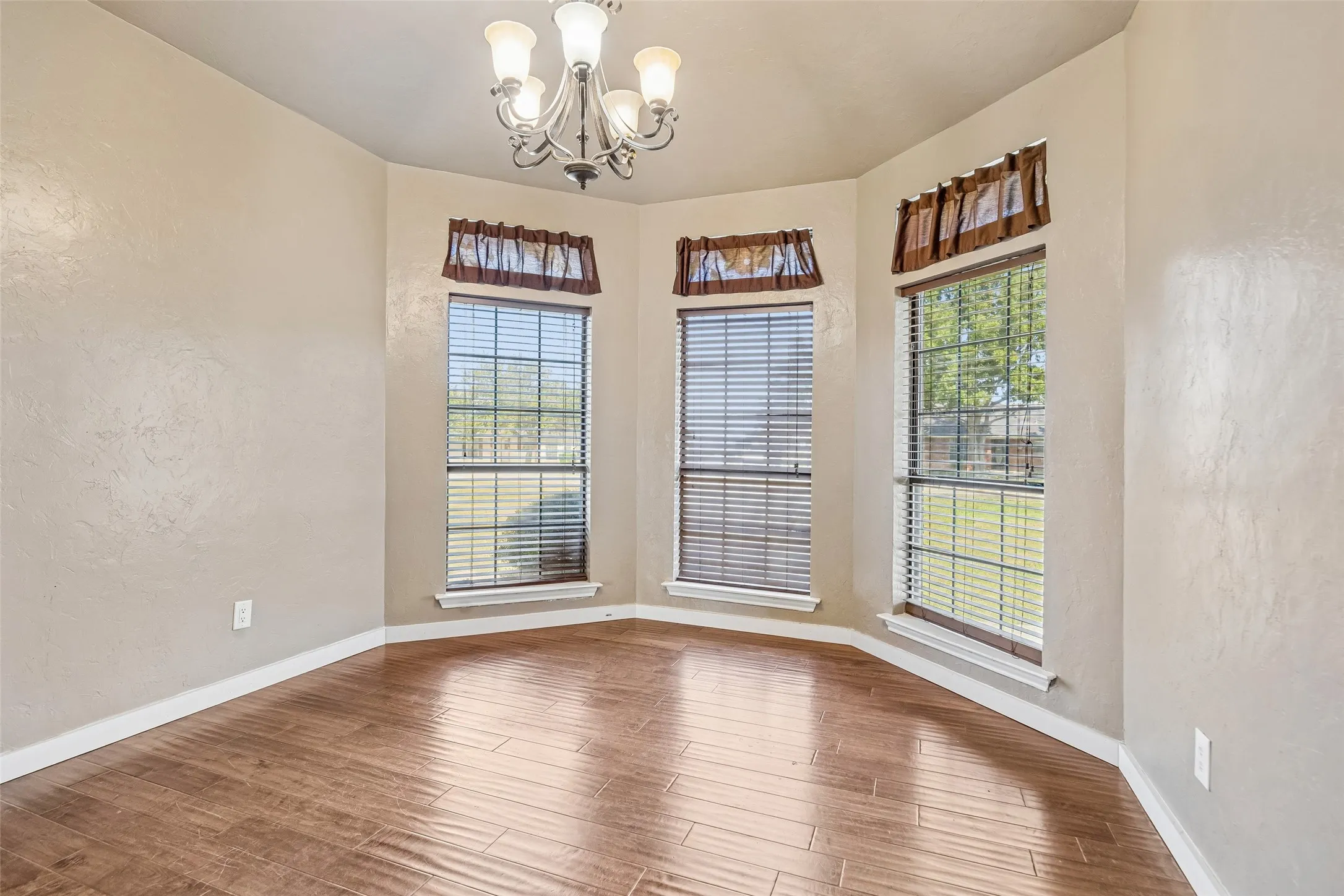 Single Family Residence For Sale in Kaufman County , 11654 Nicole Lane, Forney, Texas 75126, 4 Bedroom, 2 Bathroom, Garage spaces, 2,416 Sqft, built in 1989, mls#21357361, Real Estate Agent in Forney, Homes For Sale in Kaufman county, Homes For Sale in Forney, Realtor in Forney Texas, Real Estate Brokerage Independent Realty Texas, Luminita Cordes Realtor