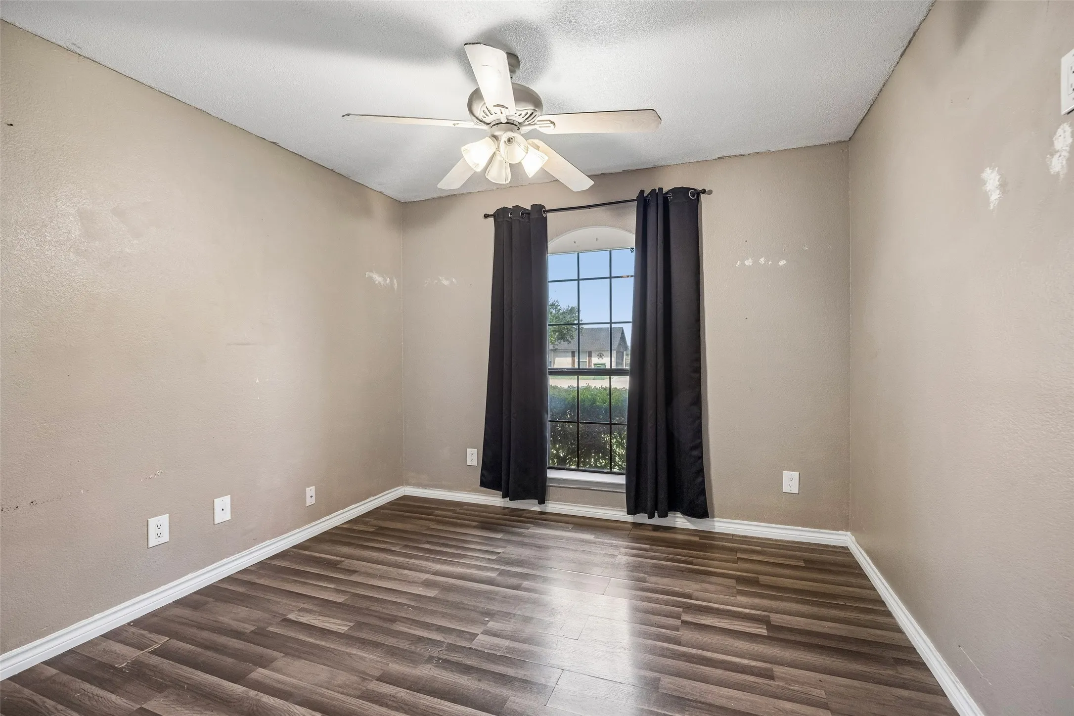 Single Family Residence For Sale in Kaufman County , 11654 Nicole Lane, Forney, Texas 75126, 4 Bedroom, 2 Bathroom, Garage spaces, 2,416 Sqft, built in 1989, mls#21357361, Real Estate Agent in Forney, Homes For Sale in Kaufman county, Homes For Sale in Forney, Realtor in Forney Texas, Real Estate Brokerage Independent Realty Texas, Luminita Cordes Realtor