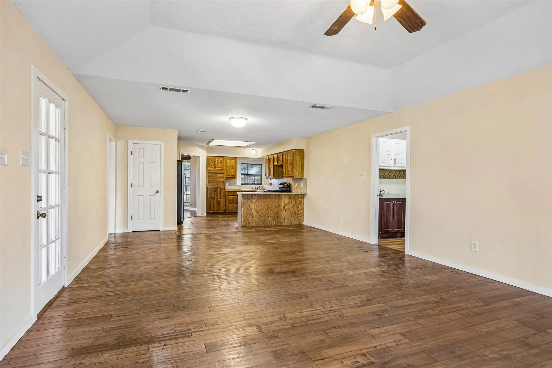 Single Family Residence For Sale in Kaufman County , 11654 Nicole Lane, Forney, Texas 75126, 4 Bedroom, 2 Bathroom, Garage spaces, 2,416 Sqft, built in 1989, mls#21357361, Real Estate Agent in Forney, Homes For Sale in Kaufman county, Homes For Sale in Forney, Realtor in Forney Texas, Real Estate Brokerage Independent Realty Texas, Luminita Cordes Realtor