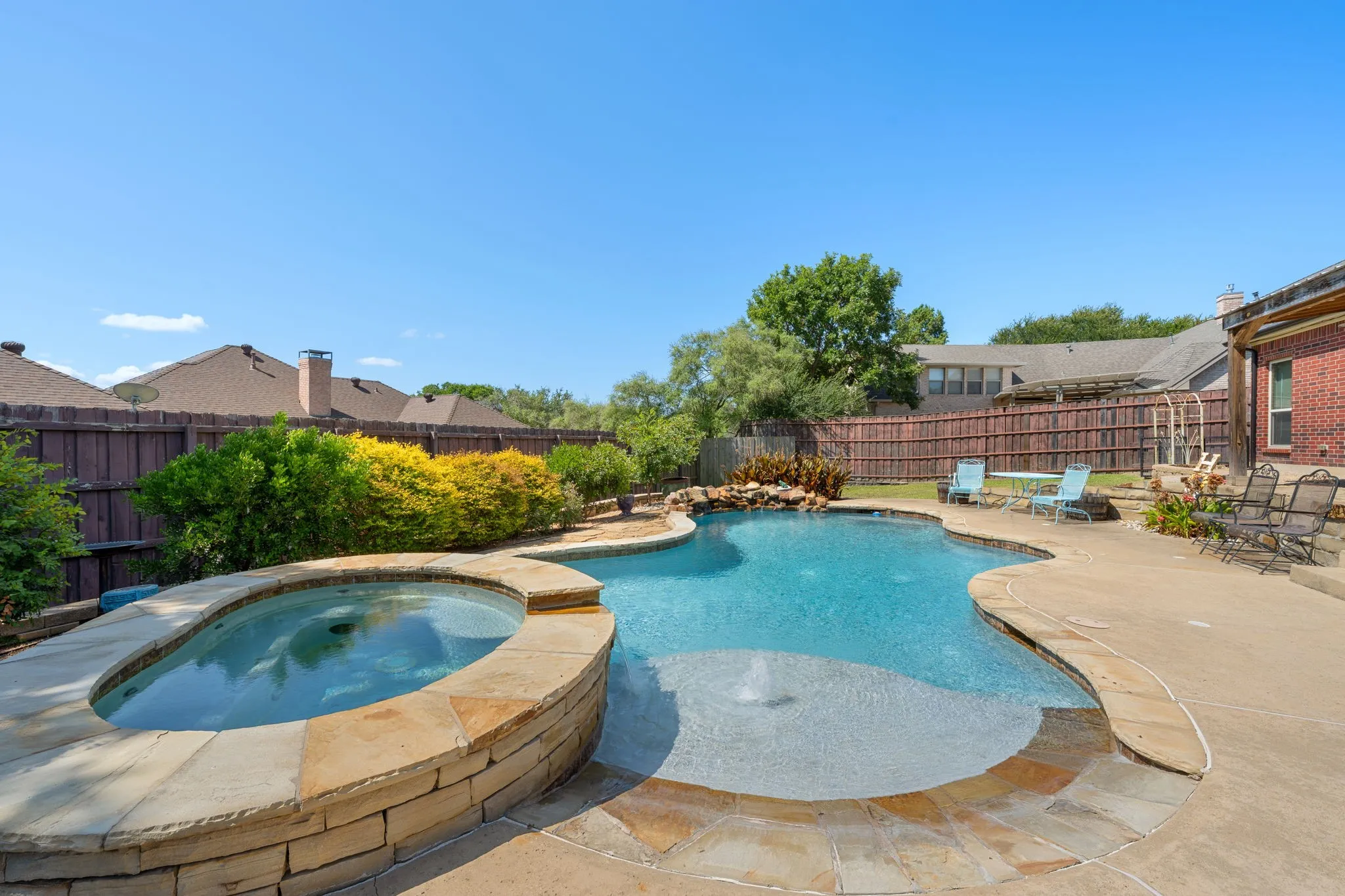 Single Family Residence For Sale in Ellis County , 1907 Clearview Drive, Ennis, Texas 75119, 3 Bedroom, 3 Bathroom, 2 Garage spaces, 2,555 Sqft, built in 2002, mls#21356905, Real Estate Agent in Ennis, Homes For Sale in Ellis county, Homes For Sale in Ennis, Realtor in Ennis Texas, Real Estate Brokerage Independent Realty Texas, Luminita Cordes Realtor