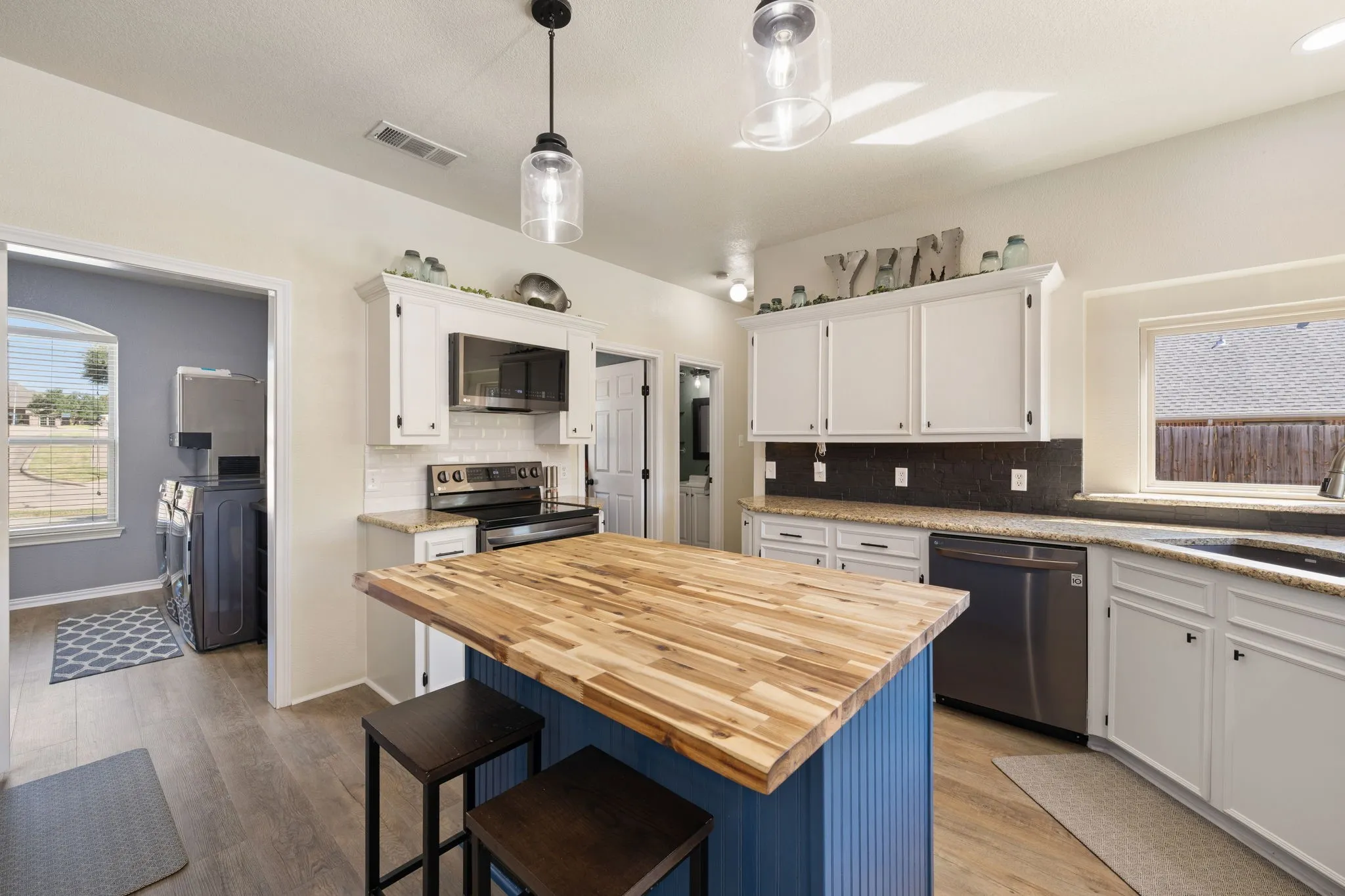 Single Family Residence For Sale in Ellis County , 1907 Clearview Drive, Ennis, Texas 75119, 3 Bedroom, 3 Bathroom, 2 Garage spaces, 2,555 Sqft, built in 2002, mls#21356905, Real Estate Agent in Ennis, Homes For Sale in Ellis county, Homes For Sale in Ennis, Realtor in Ennis Texas, Real Estate Brokerage Independent Realty Texas, Luminita Cordes Realtor