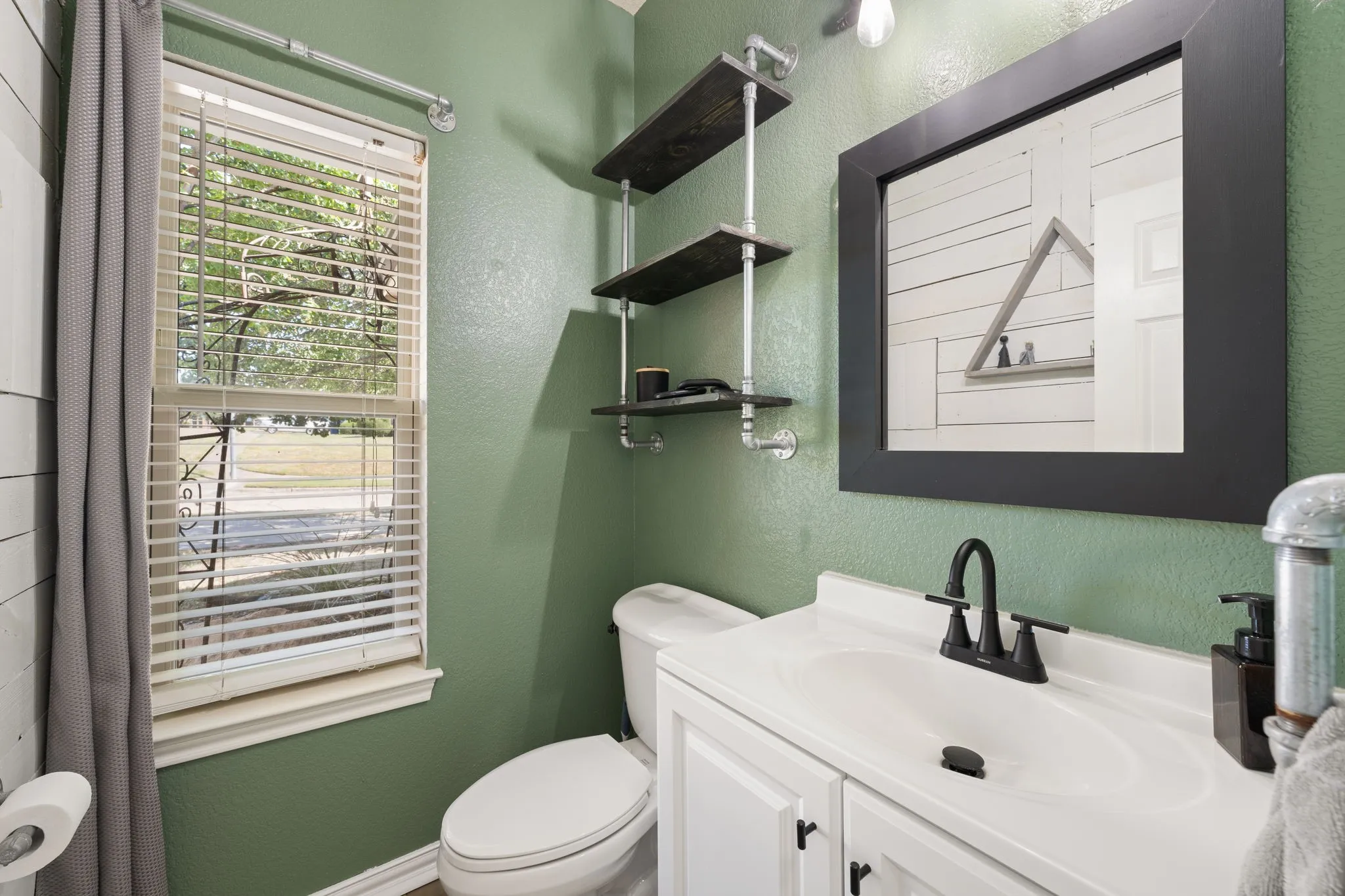 Single Family Residence For Sale in Ellis County , 1907 Clearview Drive, Ennis, Texas 75119, 3 Bedroom, 3 Bathroom, 2 Garage spaces, 2,555 Sqft, built in 2002, mls#21356905, Real Estate Agent in Ennis, Homes For Sale in Ellis county, Homes For Sale in Ennis, Realtor in Ennis Texas, Real Estate Brokerage Independent Realty Texas, Luminita Cordes Realtor