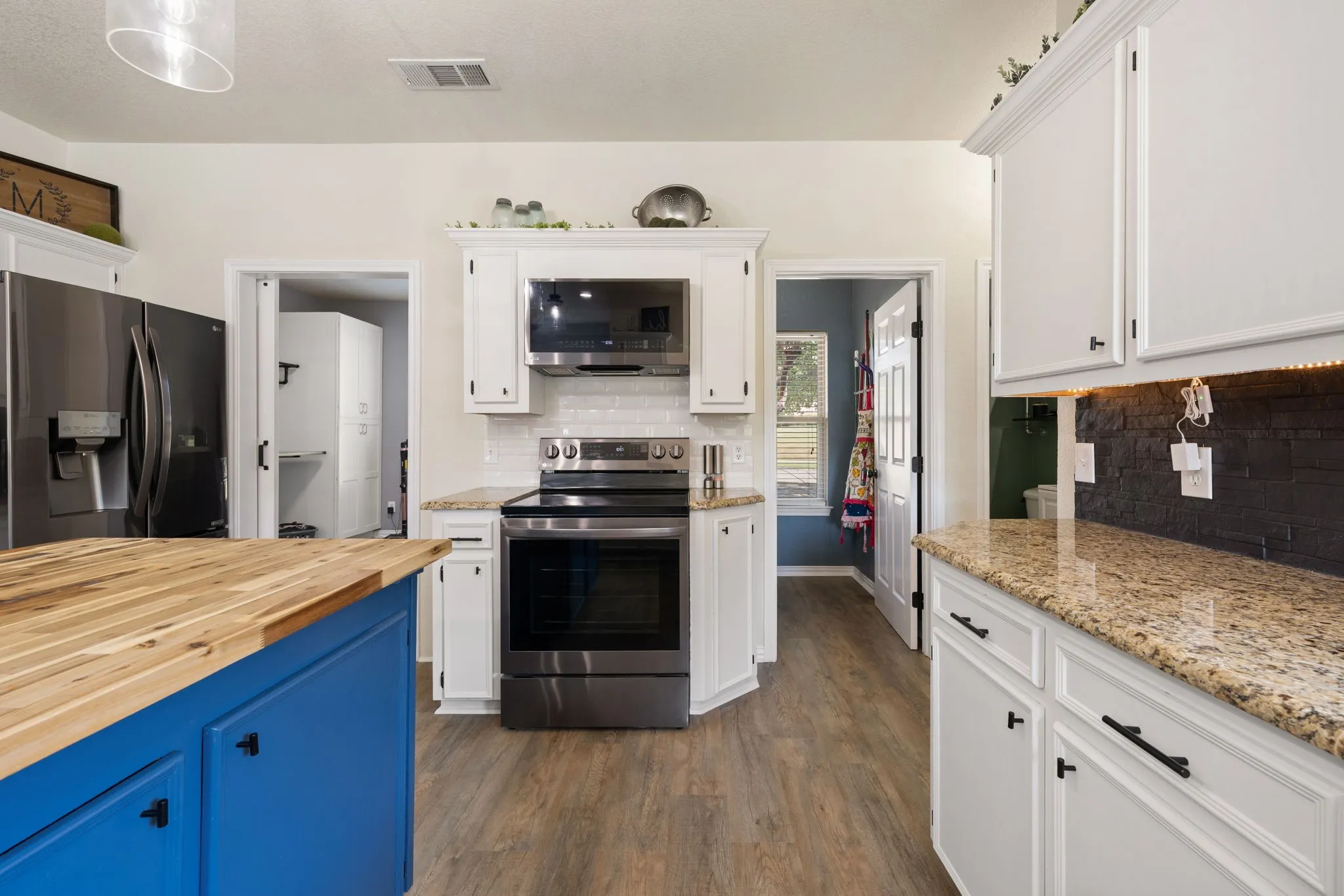 Single Family Residence For Sale in Ellis County , 1907 Clearview Drive, Ennis, Texas 75119, 3 Bedroom, 3 Bathroom, 2 Garage spaces, 2,555 Sqft, built in 2002, mls#21356905, Real Estate Agent in Ennis, Homes For Sale in Ellis county, Homes For Sale in Ennis, Realtor in Ennis Texas, Real Estate Brokerage Independent Realty Texas, Luminita Cordes Realtor