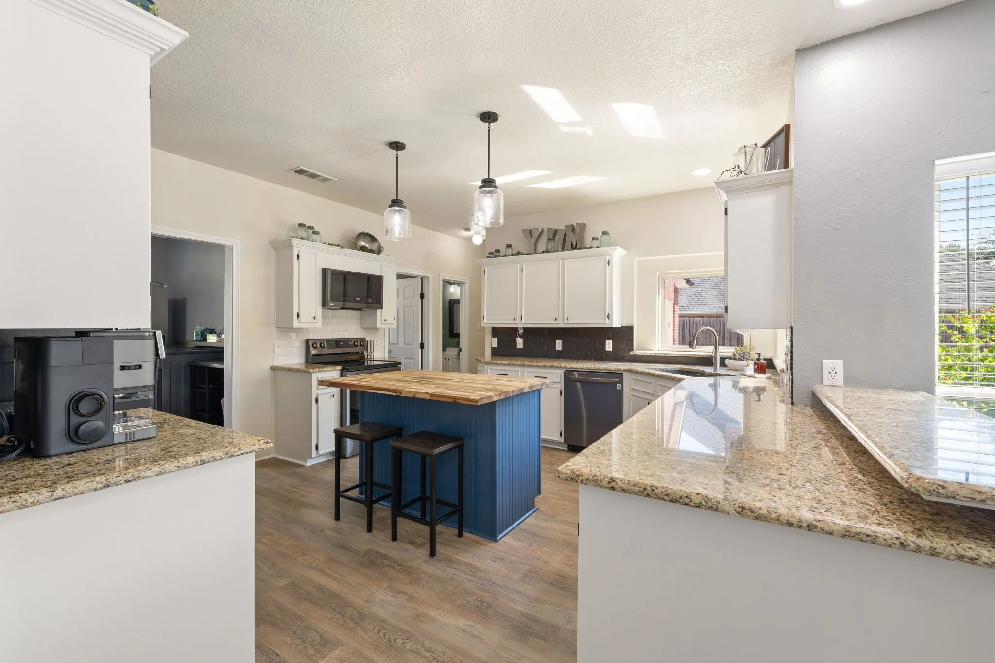 Single Family Residence For Sale in Ellis County , 1907 Clearview Drive, Ennis, Texas 75119, 3 Bedroom, 3 Bathroom, 2 Garage spaces, 2,555 Sqft, built in 2002, mls#21356905, Real Estate Agent in Ennis, Homes For Sale in Ellis county, Homes For Sale in Ennis, Realtor in Ennis Texas, Real Estate Brokerage Independent Realty Texas, Luminita Cordes Realtor