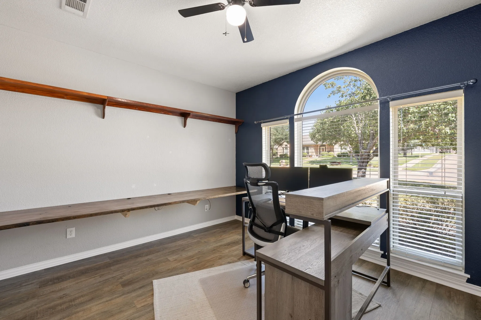 Single Family Residence For Sale in Ellis County , 1907 Clearview Drive, Ennis, Texas 75119, 3 Bedroom, 3 Bathroom, 2 Garage spaces, 2,555 Sqft, built in 2002, mls#21356905, Real Estate Agent in Ennis, Homes For Sale in Ellis county, Homes For Sale in Ennis, Realtor in Ennis Texas, Real Estate Brokerage Independent Realty Texas, Luminita Cordes Realtor