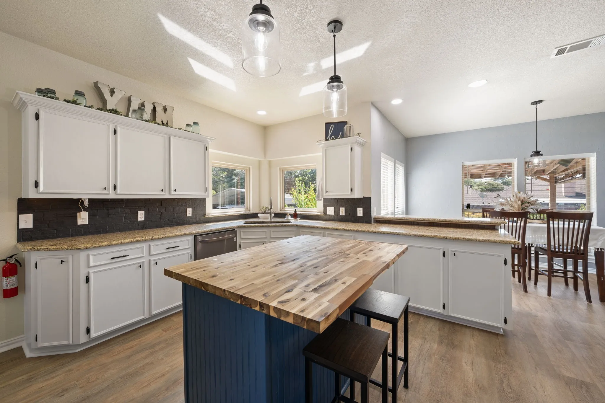 Single Family Residence For Sale in Ellis County , 1907 Clearview Drive, Ennis, Texas 75119, 3 Bedroom, 3 Bathroom, 2 Garage spaces, 2,555 Sqft, built in 2002, mls#21356905, Real Estate Agent in Ennis, Homes For Sale in Ellis county, Homes For Sale in Ennis, Realtor in Ennis Texas, Real Estate Brokerage Independent Realty Texas, Luminita Cordes Realtor