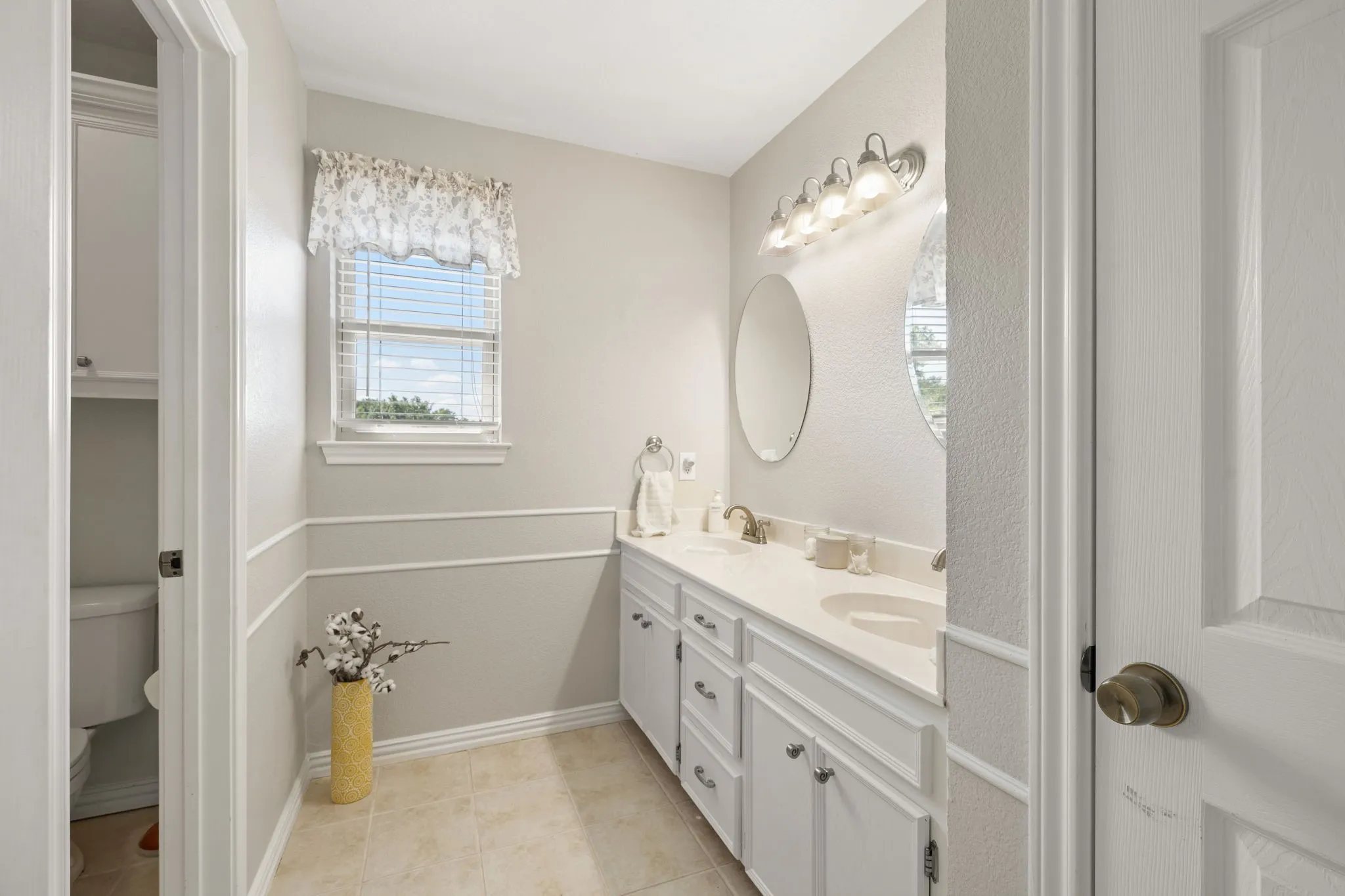 Single Family Residence For Sale in Ellis County , 1907 Clearview Drive, Ennis, Texas 75119, 3 Bedroom, 3 Bathroom, 2 Garage spaces, 2,555 Sqft, built in 2002, mls#21356905, Real Estate Agent in Ennis, Homes For Sale in Ellis county, Homes For Sale in Ennis, Realtor in Ennis Texas, Real Estate Brokerage Independent Realty Texas, Luminita Cordes Realtor