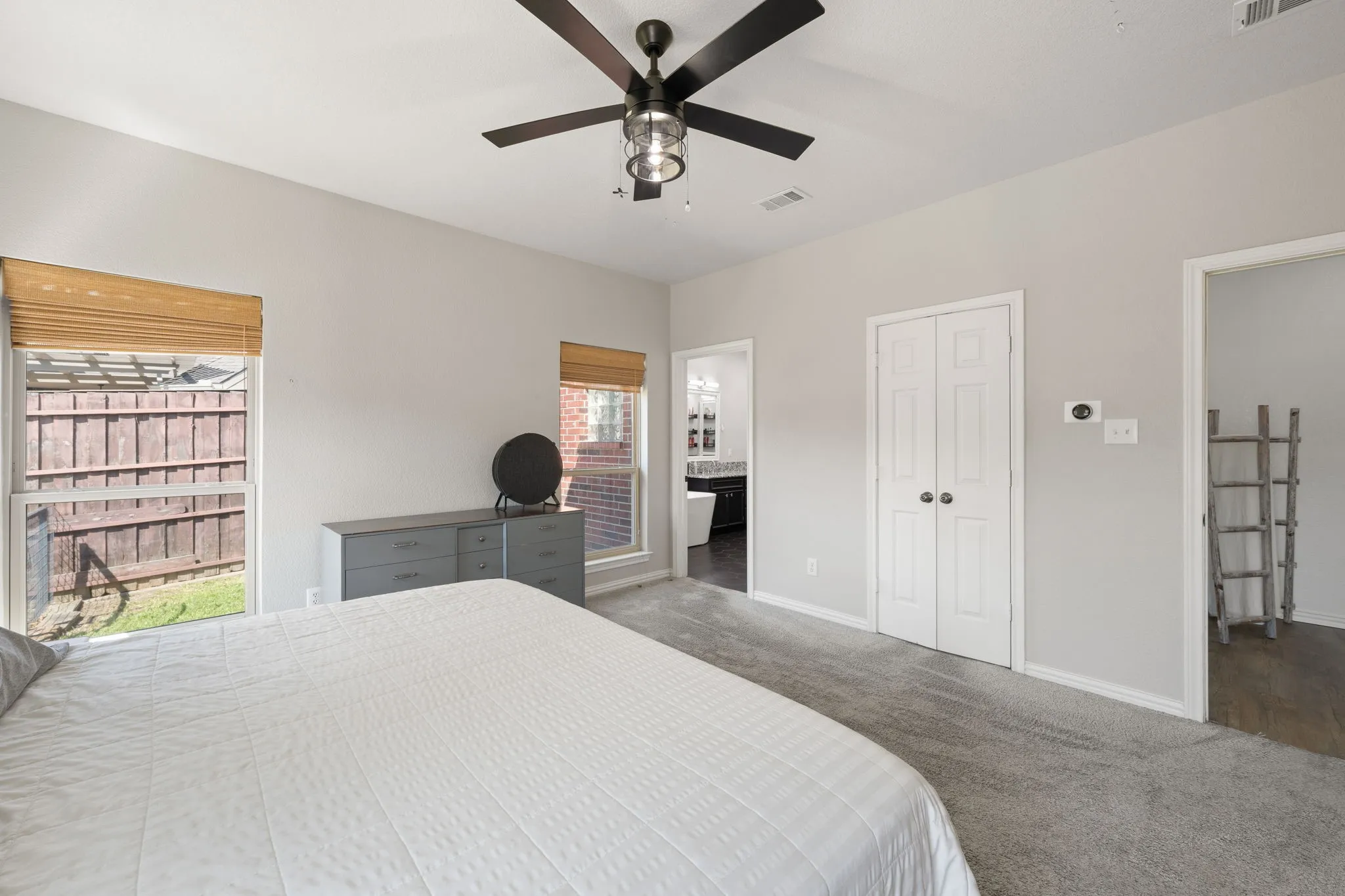 Single Family Residence For Sale in Ellis County , 1907 Clearview Drive, Ennis, Texas 75119, 3 Bedroom, 3 Bathroom, 2 Garage spaces, 2,555 Sqft, built in 2002, mls#21356905, Real Estate Agent in Ennis, Homes For Sale in Ellis county, Homes For Sale in Ennis, Realtor in Ennis Texas, Real Estate Brokerage Independent Realty Texas, Luminita Cordes Realtor