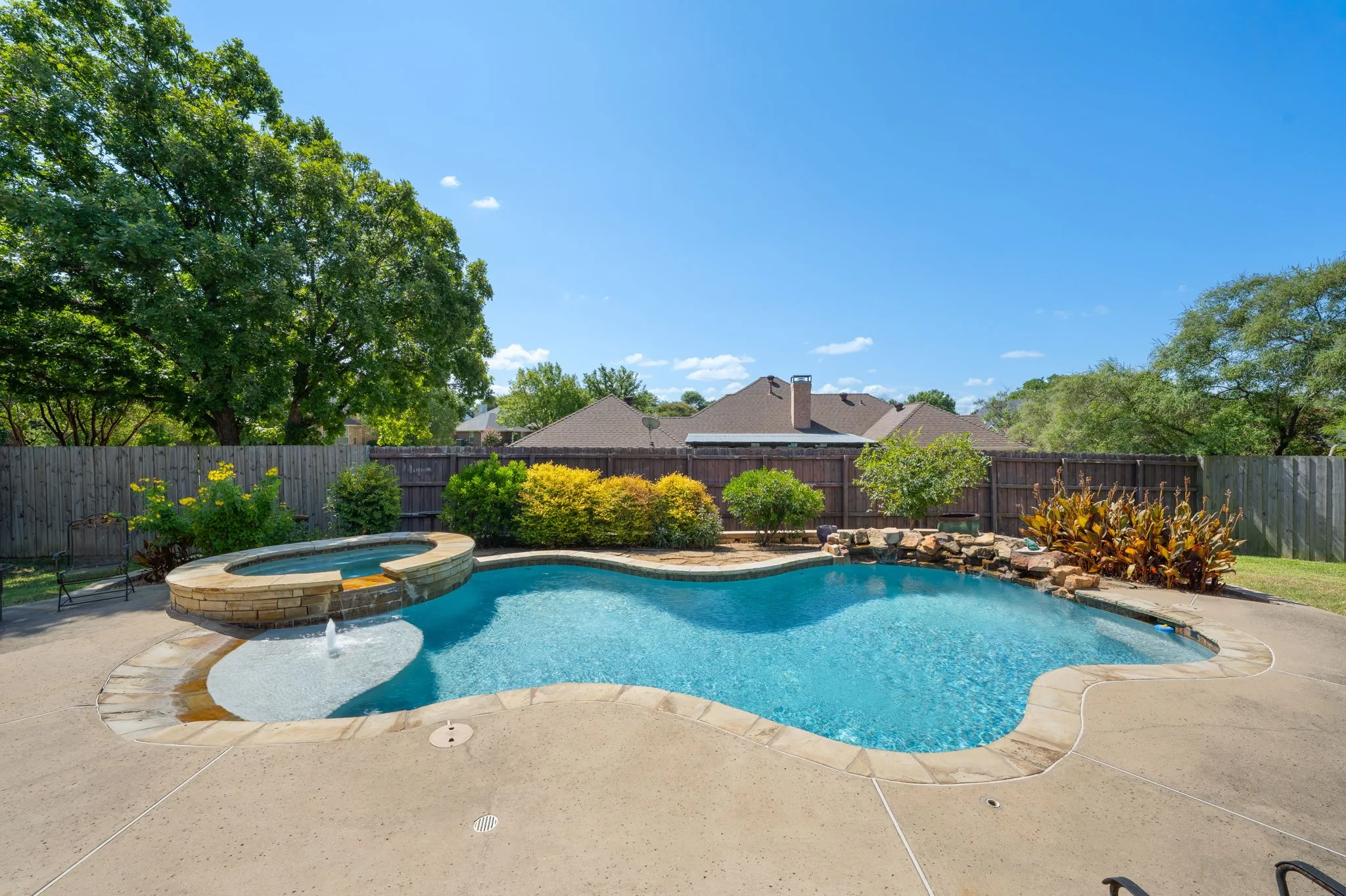 Single Family Residence For Sale in Ellis County , 1907 Clearview Drive, Ennis, Texas 75119, 3 Bedroom, 3 Bathroom, 2 Garage spaces, 2,555 Sqft, built in 2002, mls#21356905, Real Estate Agent in Ennis, Homes For Sale in Ellis county, Homes For Sale in Ennis, Realtor in Ennis Texas, Real Estate Brokerage Independent Realty Texas, Luminita Cordes Realtor