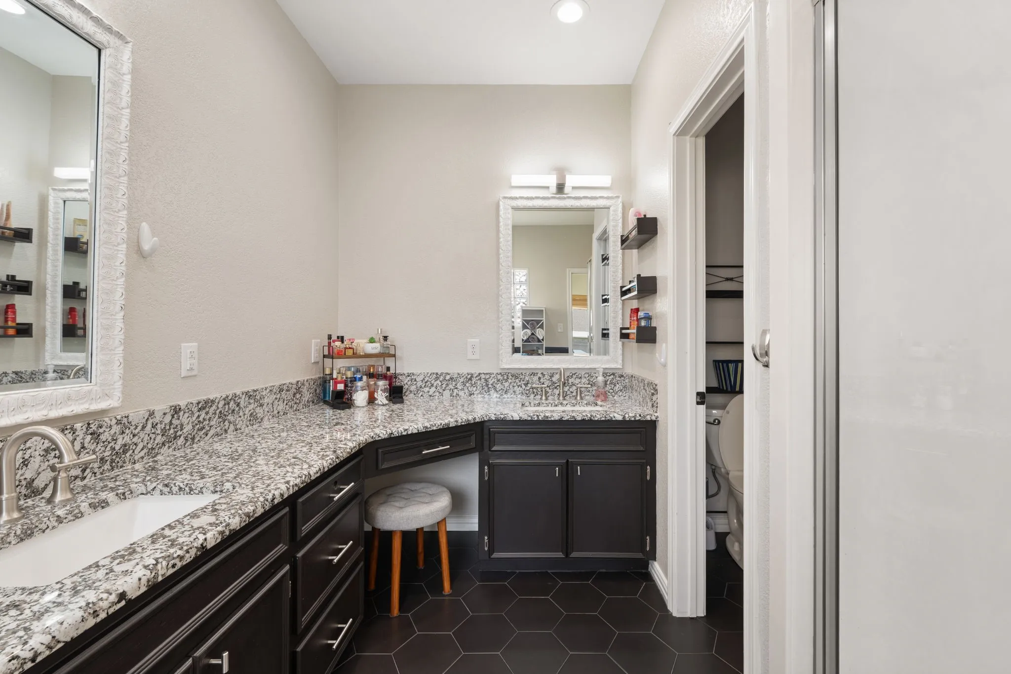 Single Family Residence For Sale in Ellis County , 1907 Clearview Drive, Ennis, Texas 75119, 3 Bedroom, 3 Bathroom, 2 Garage spaces, 2,555 Sqft, built in 2002, mls#21356905, Real Estate Agent in Ennis, Homes For Sale in Ellis county, Homes For Sale in Ennis, Realtor in Ennis Texas, Real Estate Brokerage Independent Realty Texas, Luminita Cordes Realtor