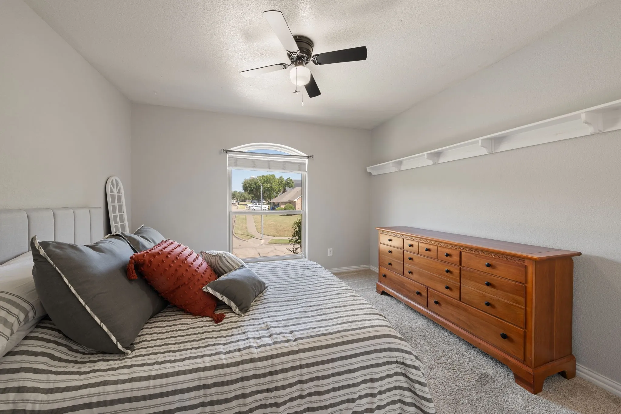 Single Family Residence For Sale in Ellis County , 1907 Clearview Drive, Ennis, Texas 75119, 3 Bedroom, 3 Bathroom, 2 Garage spaces, 2,555 Sqft, built in 2002, mls#21356905, Real Estate Agent in Ennis, Homes For Sale in Ellis county, Homes For Sale in Ennis, Realtor in Ennis Texas, Real Estate Brokerage Independent Realty Texas, Luminita Cordes Realtor
