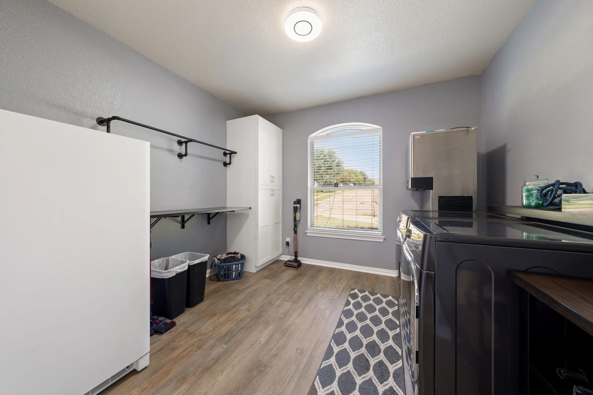 Single Family Residence For Sale in Ellis County , 1907 Clearview Drive, Ennis, Texas 75119, 3 Bedroom, 3 Bathroom, 2 Garage spaces, 2,555 Sqft, built in 2002, mls#21356905, Real Estate Agent in Ennis, Homes For Sale in Ellis county, Homes For Sale in Ennis, Realtor in Ennis Texas, Real Estate Brokerage Independent Realty Texas, Luminita Cordes Realtor
