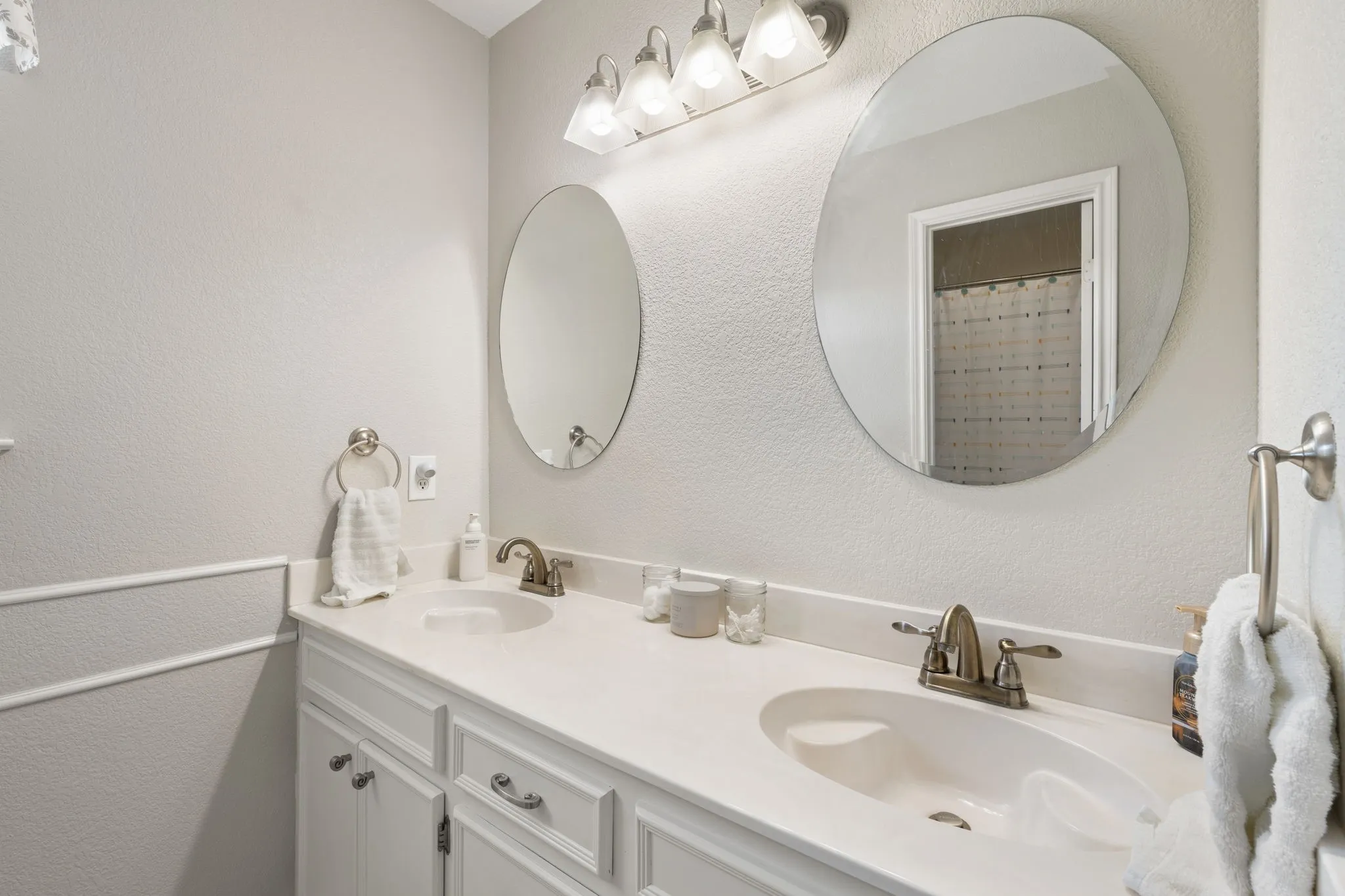 Single Family Residence For Sale in Ellis County , 1907 Clearview Drive, Ennis, Texas 75119, 3 Bedroom, 3 Bathroom, 2 Garage spaces, 2,555 Sqft, built in 2002, mls#21356905, Real Estate Agent in Ennis, Homes For Sale in Ellis county, Homes For Sale in Ennis, Realtor in Ennis Texas, Real Estate Brokerage Independent Realty Texas, Luminita Cordes Realtor