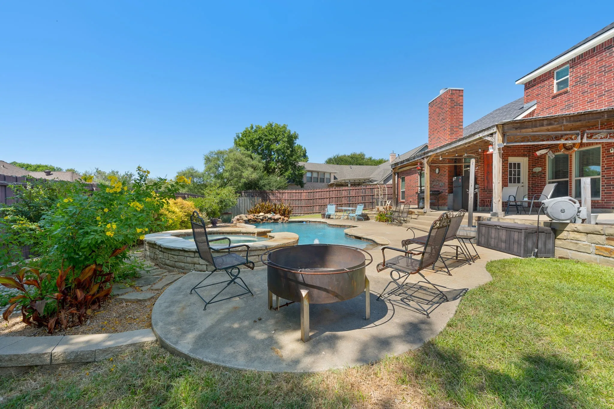 Single Family Residence For Sale in Ellis County , 1907 Clearview Drive, Ennis, Texas 75119, 3 Bedroom, 3 Bathroom, 2 Garage spaces, 2,555 Sqft, built in 2002, mls#21356905, Real Estate Agent in Ennis, Homes For Sale in Ellis county, Homes For Sale in Ennis, Realtor in Ennis Texas, Real Estate Brokerage Independent Realty Texas, Luminita Cordes Realtor
