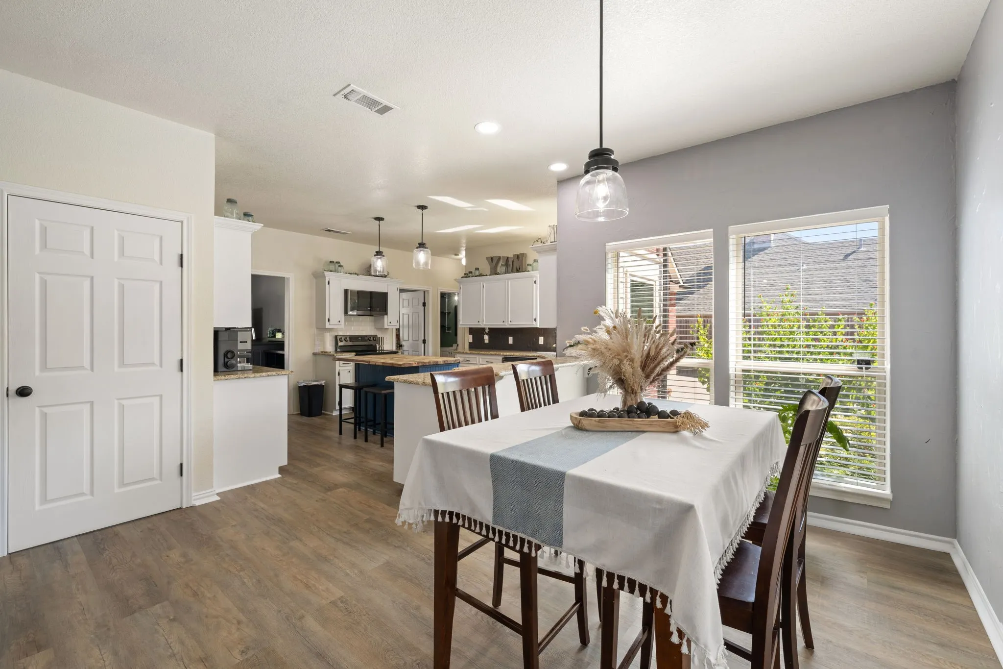 Single Family Residence For Sale in Ellis County , 1907 Clearview Drive, Ennis, Texas 75119, 3 Bedroom, 3 Bathroom, 2 Garage spaces, 2,555 Sqft, built in 2002, mls#21356905, Real Estate Agent in Ennis, Homes For Sale in Ellis county, Homes For Sale in Ennis, Realtor in Ennis Texas, Real Estate Brokerage Independent Realty Texas, Luminita Cordes Realtor