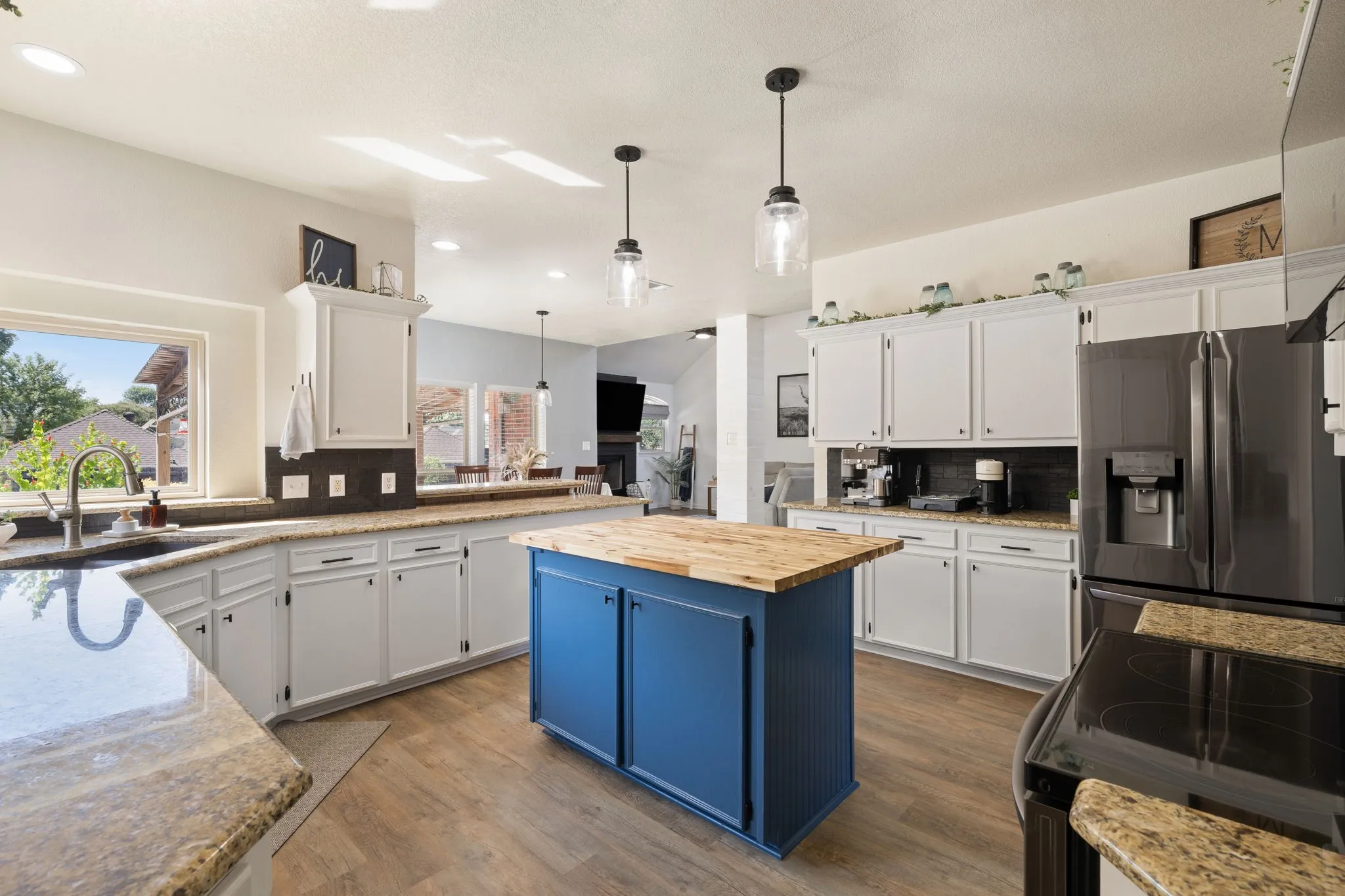 Single Family Residence For Sale in Ellis County , 1907 Clearview Drive, Ennis, Texas 75119, 3 Bedroom, 3 Bathroom, 2 Garage spaces, 2,555 Sqft, built in 2002, mls#21356905, Real Estate Agent in Ennis, Homes For Sale in Ellis county, Homes For Sale in Ennis, Realtor in Ennis Texas, Real Estate Brokerage Independent Realty Texas, Luminita Cordes Realtor