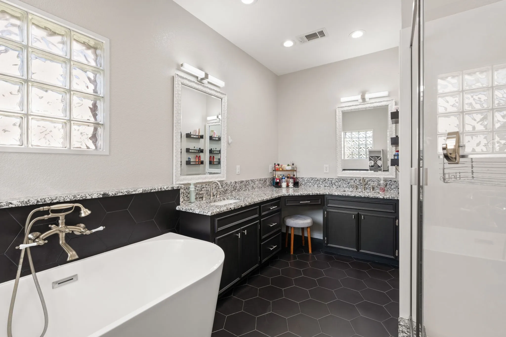 Single Family Residence For Sale in Ellis County , 1907 Clearview Drive, Ennis, Texas 75119, 3 Bedroom, 3 Bathroom, 2 Garage spaces, 2,555 Sqft, built in 2002, mls#21356905, Real Estate Agent in Ennis, Homes For Sale in Ellis county, Homes For Sale in Ennis, Realtor in Ennis Texas, Real Estate Brokerage Independent Realty Texas, Luminita Cordes Realtor