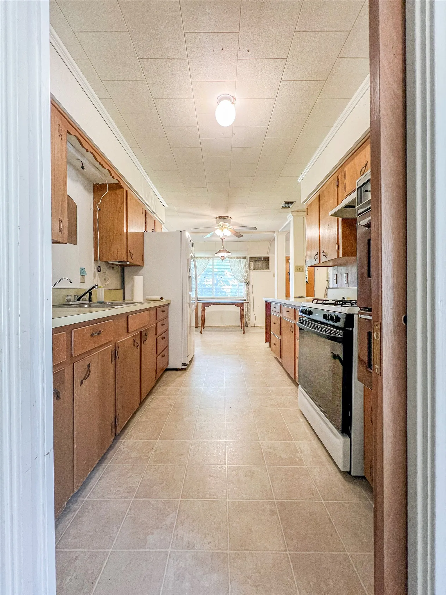 Single Family Residence For Sale in Hunt County , 2706 Bois D Arc Street, Commerce, Texas 75428, 3 Bedroom, 2 Bathroom, 1 Garage spaces, 1,856 Sqft, built in 1972, mls#21357376, Real Estate Agent in Commerce, Homes For Sale in Hunt county, Homes For Sale in Commerce, Realtor in Commerce Texas, Real Estate Brokerage Independent Realty Texas, Luminita Cordes Realtor