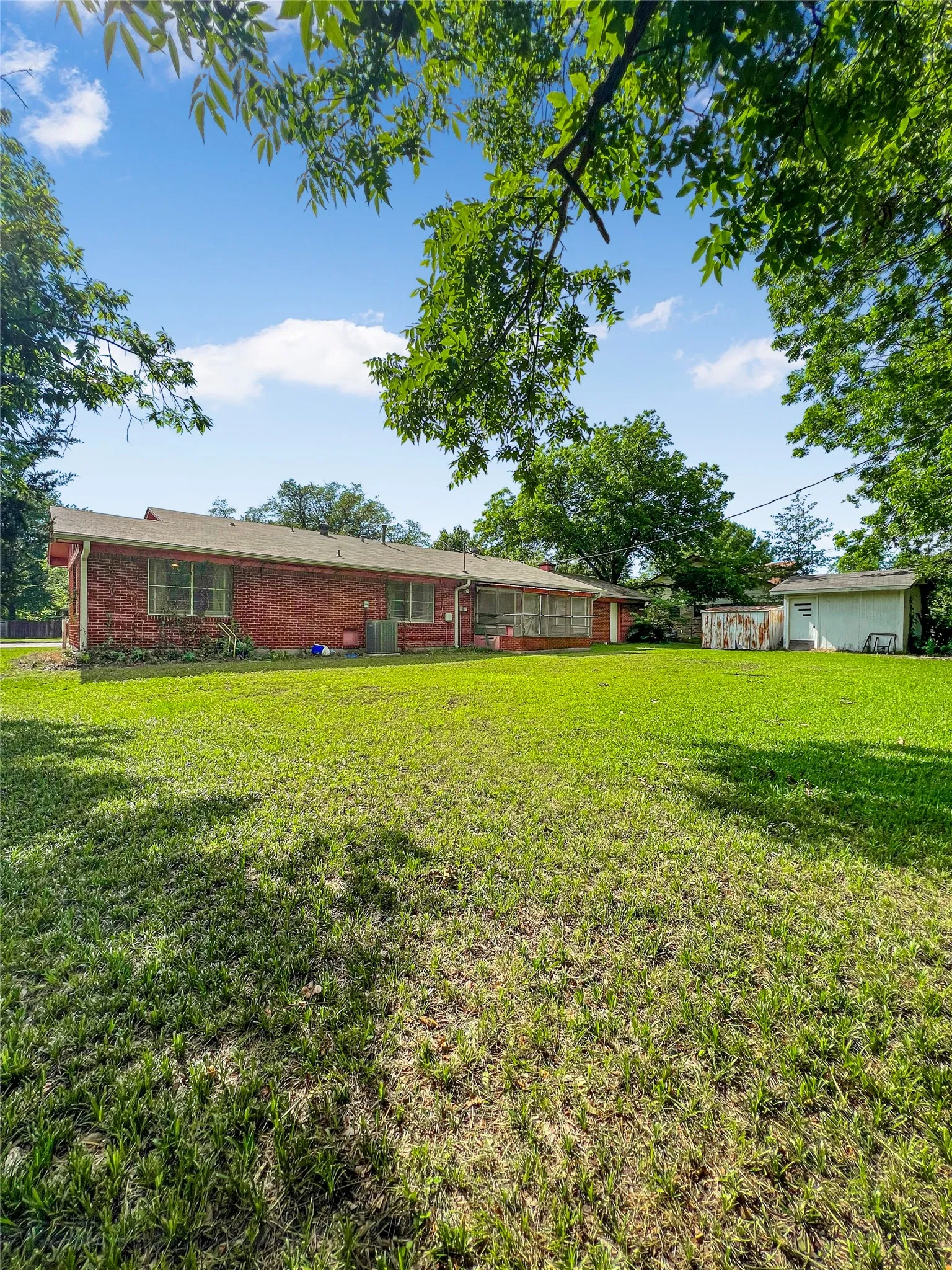 Single Family Residence For Sale in Hunt County , 2706 Bois D Arc Street, Commerce, Texas 75428, 3 Bedroom, 2 Bathroom, 1 Garage spaces, 1,856 Sqft, built in 1972, mls#21357376, Real Estate Agent in Commerce, Homes For Sale in Hunt county, Homes For Sale in Commerce, Realtor in Commerce Texas, Real Estate Brokerage Independent Realty Texas, Luminita Cordes Realtor