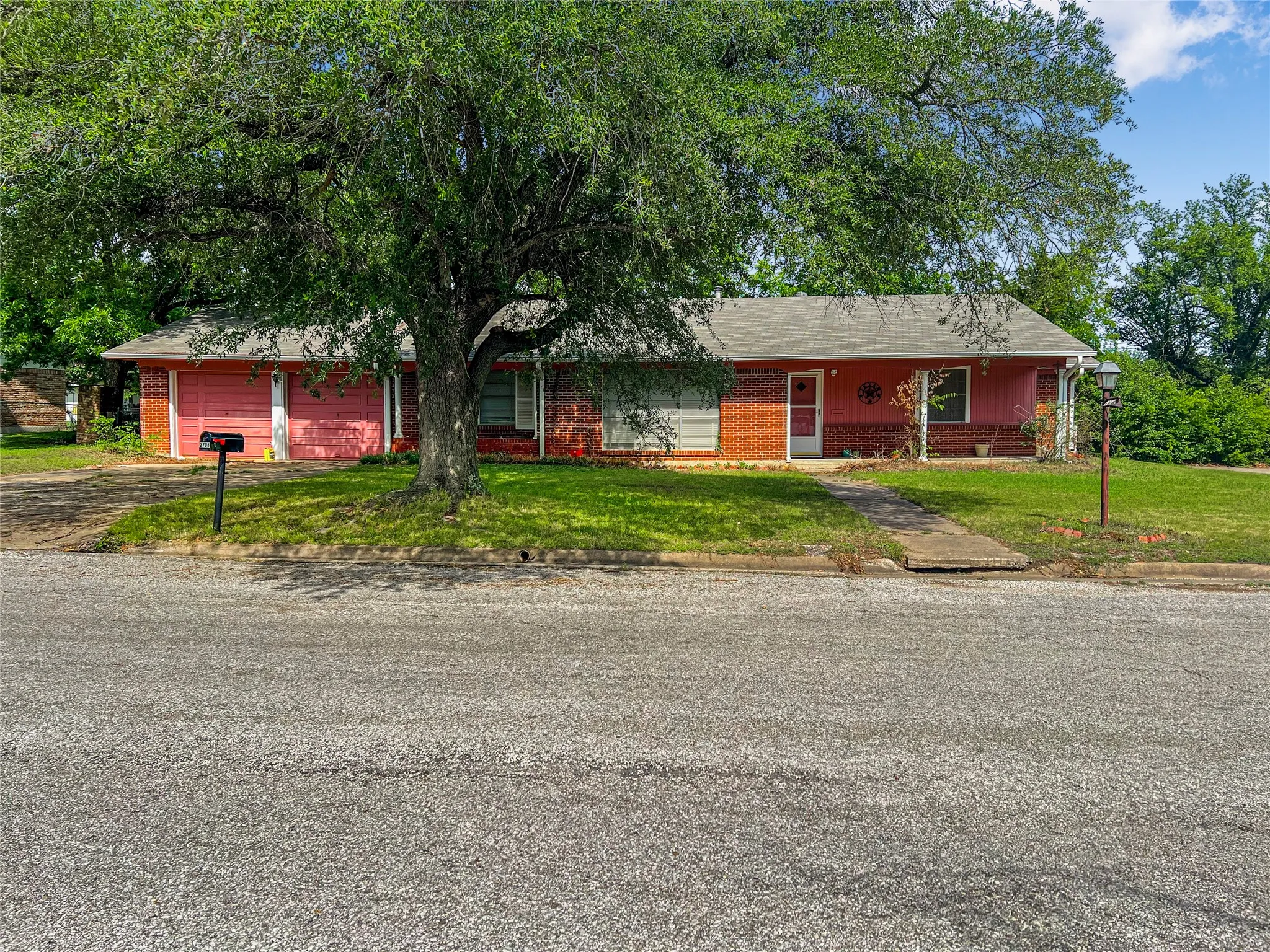 Single Family Residence For Sale in Hunt County , 2706 Bois D Arc Street, Commerce, Texas 75428, 3 Bedroom, 2 Bathroom, 1 Garage spaces, 1,856 Sqft, built in 1972, mls#21357376, Real Estate Agent in Commerce, Homes For Sale in Hunt county, Homes For Sale in Commerce, Realtor in Commerce Texas, Real Estate Brokerage Independent Realty Texas, Luminita Cordes Realtor