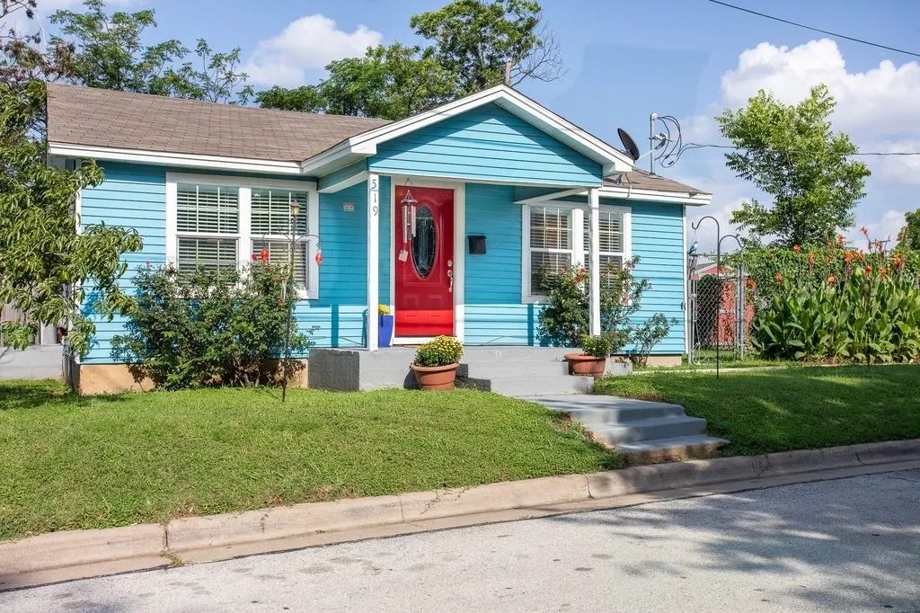 Single Family Residence For Sale in Tarrant County , 519 Taylor Street, Arlington, Texas 76011, 2 Bedroom, 1 Bathroom, Garage spaces, 870 Sqft, built in 1907, mls#21357265, Real Estate Agent in Arlington, Homes For Sale in Tarrant county, Homes For Sale in Arlington, Realtor in Arlington Texas, Real Estate Brokerage Independent Realty Texas, Luminita Cordes Realtor