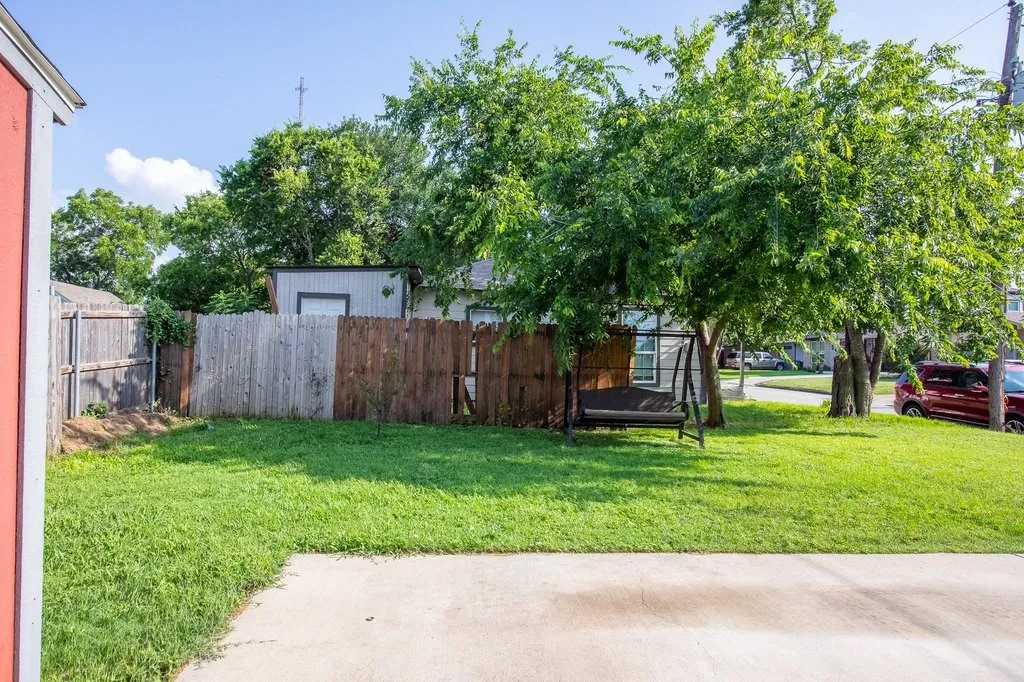 Single Family Residence For Sale in Tarrant County , 519 Taylor Street, Arlington, Texas 76011, 2 Bedroom, 1 Bathroom, Garage spaces, 870 Sqft, built in 1907, mls#21357265, Real Estate Agent in Arlington, Homes For Sale in Tarrant county, Homes For Sale in Arlington, Realtor in Arlington Texas, Real Estate Brokerage Independent Realty Texas, Luminita Cordes Realtor