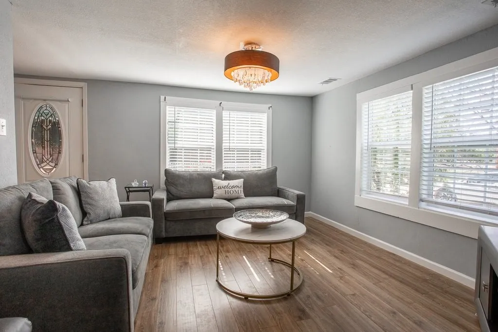 Single Family Residence For Sale in Tarrant County , 519 Taylor Street, Arlington, Texas 76011, 2 Bedroom, 1 Bathroom, Garage spaces, 870 Sqft, built in 1907, mls#21357265, Real Estate Agent in Arlington, Homes For Sale in Tarrant county, Homes For Sale in Arlington, Realtor in Arlington Texas, Real Estate Brokerage Independent Realty Texas, Luminita Cordes Realtor