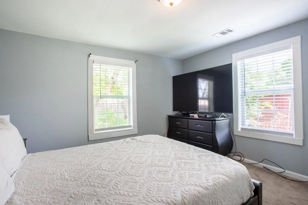 Single Family Residence For Sale in Tarrant County , 519 Taylor Street, Arlington, Texas 76011, 2 Bedroom, 1 Bathroom, Garage spaces, 870 Sqft, built in 1907, mls#21357265, Real Estate Agent in Arlington, Homes For Sale in Tarrant county, Homes For Sale in Arlington, Realtor in Arlington Texas, Real Estate Brokerage Independent Realty Texas, Luminita Cordes Realtor