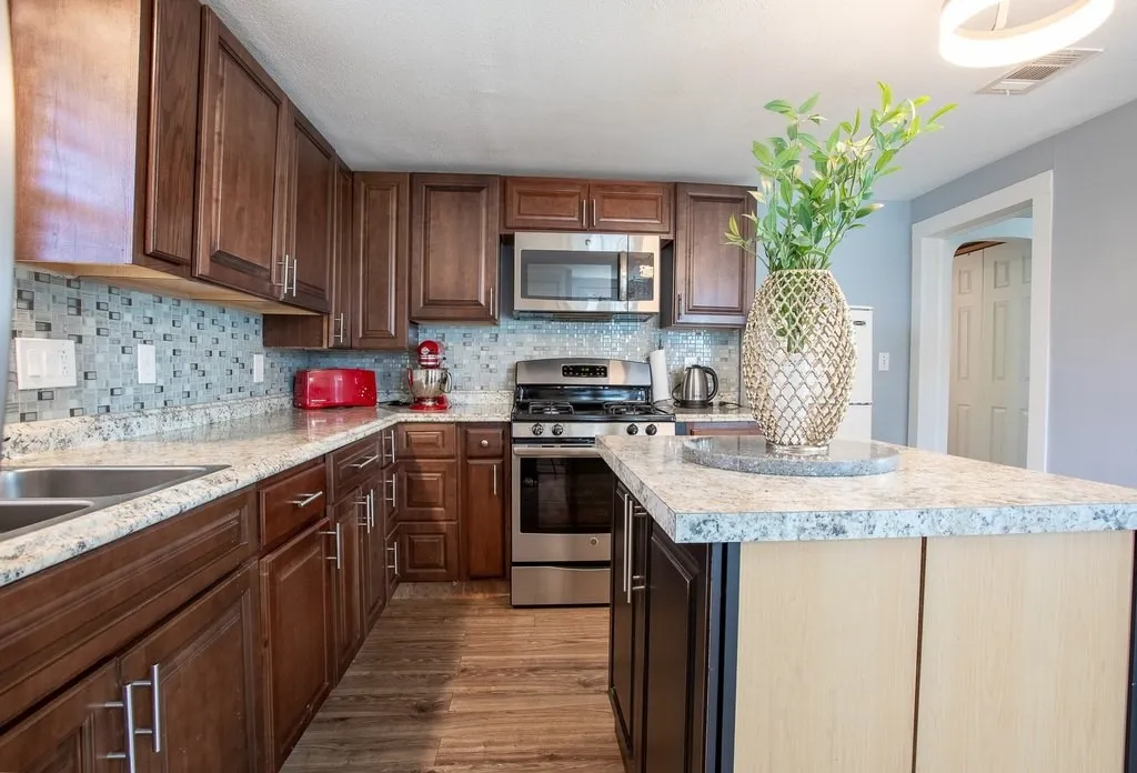 Single Family Residence For Sale in Tarrant County , 519 Taylor Street, Arlington, Texas 76011, 2 Bedroom, 1 Bathroom, Garage spaces, 870 Sqft, built in 1907, mls#21357265, Real Estate Agent in Arlington, Homes For Sale in Tarrant county, Homes For Sale in Arlington, Realtor in Arlington Texas, Real Estate Brokerage Independent Realty Texas, Luminita Cordes Realtor