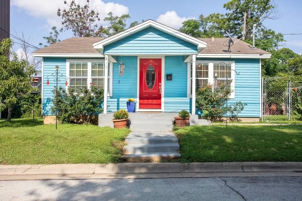 Single Family Residence For Sale in Tarrant County , 519 Taylor Street, Arlington, Texas 76011, 2 Bedroom, 1 Bathroom, Garage spaces, 870 Sqft, built in 1907, mls#21357265, Real Estate Agent in Arlington, Homes For Sale in Tarrant county, Homes For Sale in Arlington, Realtor in Arlington Texas, Real Estate Brokerage Independent Realty Texas, Luminita Cordes Realtor