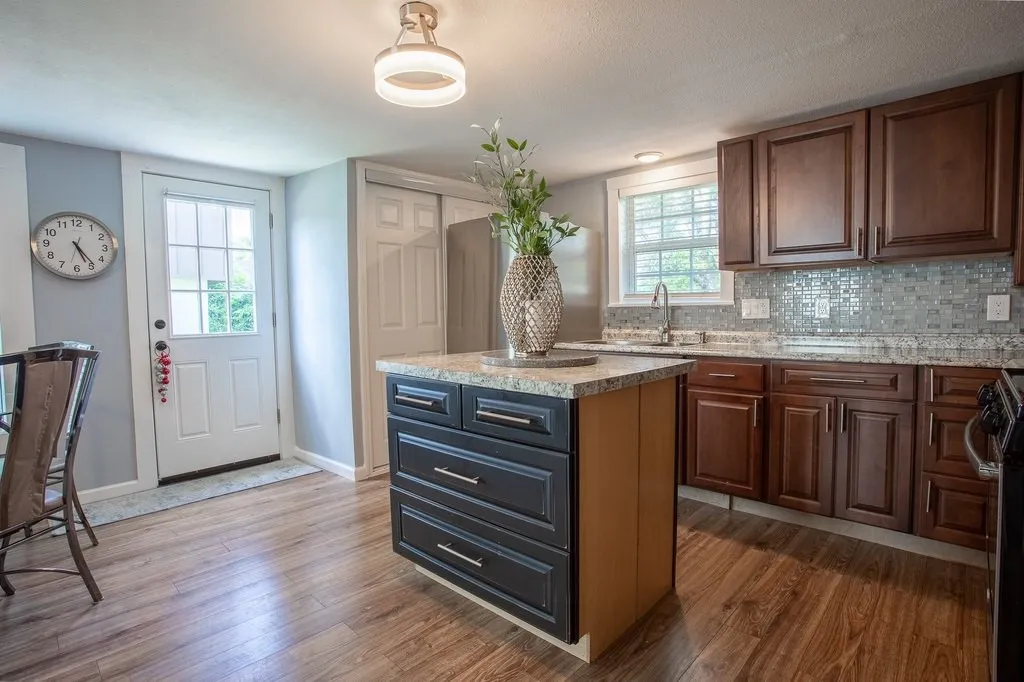 Single Family Residence For Sale in Tarrant County , 519 Taylor Street, Arlington, Texas 76011, 2 Bedroom, 1 Bathroom, Garage spaces, 870 Sqft, built in 1907, mls#21357265, Real Estate Agent in Arlington, Homes For Sale in Tarrant county, Homes For Sale in Arlington, Realtor in Arlington Texas, Real Estate Brokerage Independent Realty Texas, Luminita Cordes Realtor