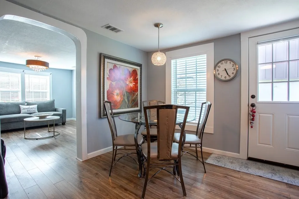 Single Family Residence For Sale in Tarrant County , 519 Taylor Street, Arlington, Texas 76011, 2 Bedroom, 1 Bathroom, Garage spaces, 870 Sqft, built in 1907, mls#21357265, Real Estate Agent in Arlington, Homes For Sale in Tarrant county, Homes For Sale in Arlington, Realtor in Arlington Texas, Real Estate Brokerage Independent Realty Texas, Luminita Cordes Realtor