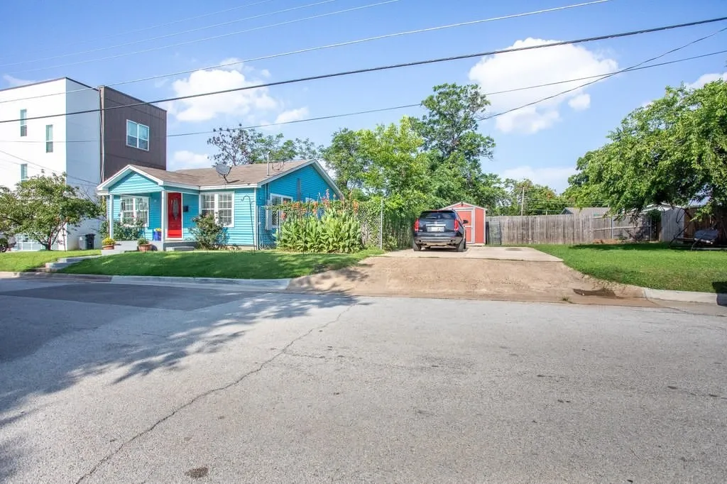 Single Family Residence For Sale in Tarrant County , 519 Taylor Street, Arlington, Texas 76011, 2 Bedroom, 1 Bathroom, Garage spaces, 870 Sqft, built in 1907, mls#21357265, Real Estate Agent in Arlington, Homes For Sale in Tarrant county, Homes For Sale in Arlington, Realtor in Arlington Texas, Real Estate Brokerage Independent Realty Texas, Luminita Cordes Realtor