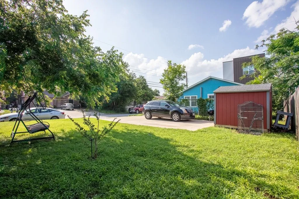 Single Family Residence For Sale in Tarrant County , 519 Taylor Street, Arlington, Texas 76011, 2 Bedroom, 1 Bathroom, Garage spaces, 870 Sqft, built in 1907, mls#21357265, Real Estate Agent in Arlington, Homes For Sale in Tarrant county, Homes For Sale in Arlington, Realtor in Arlington Texas, Real Estate Brokerage Independent Realty Texas, Luminita Cordes Realtor