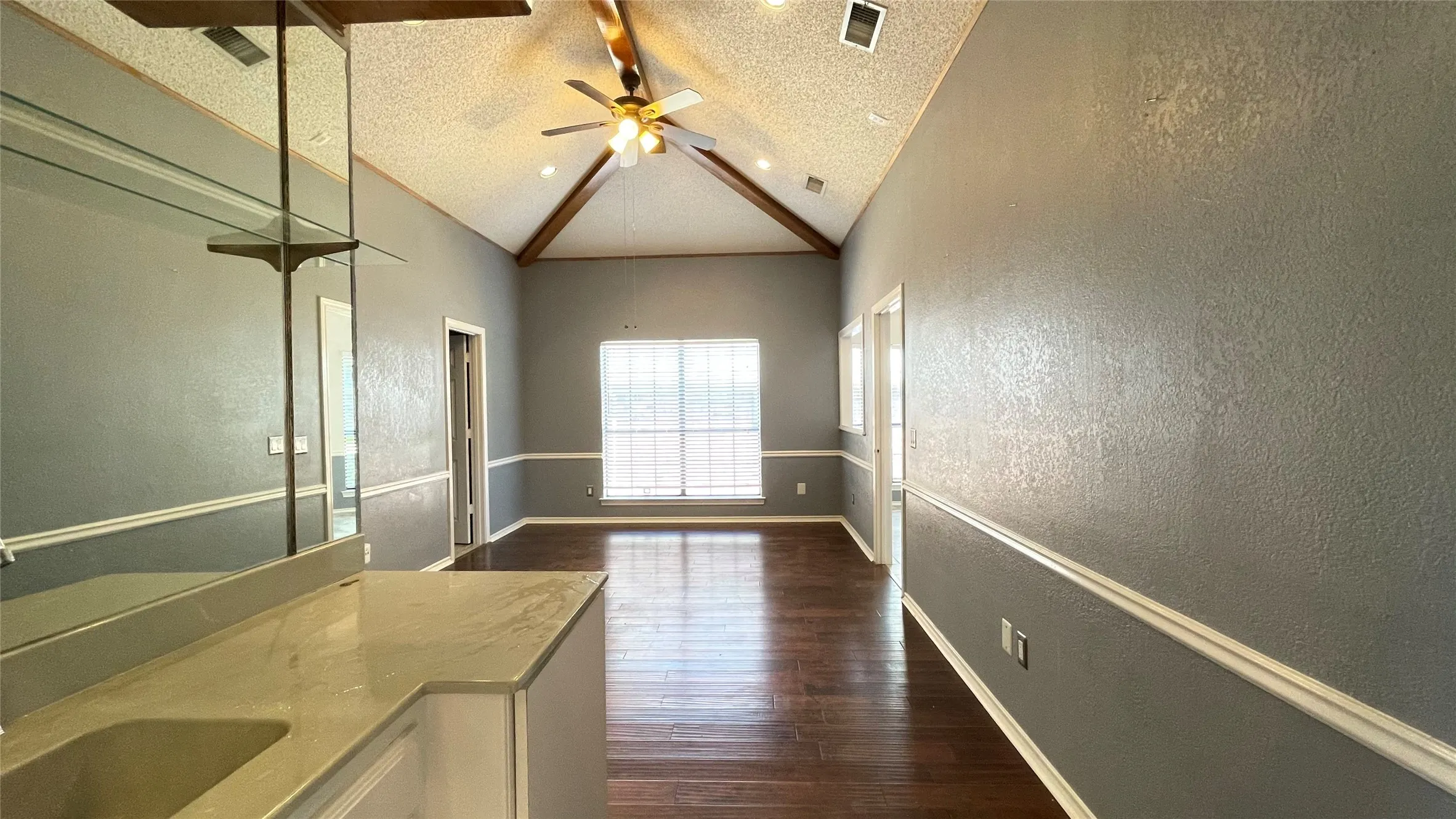 Huge Game room with wet bar, vaulted ceiling, ceiling fan.