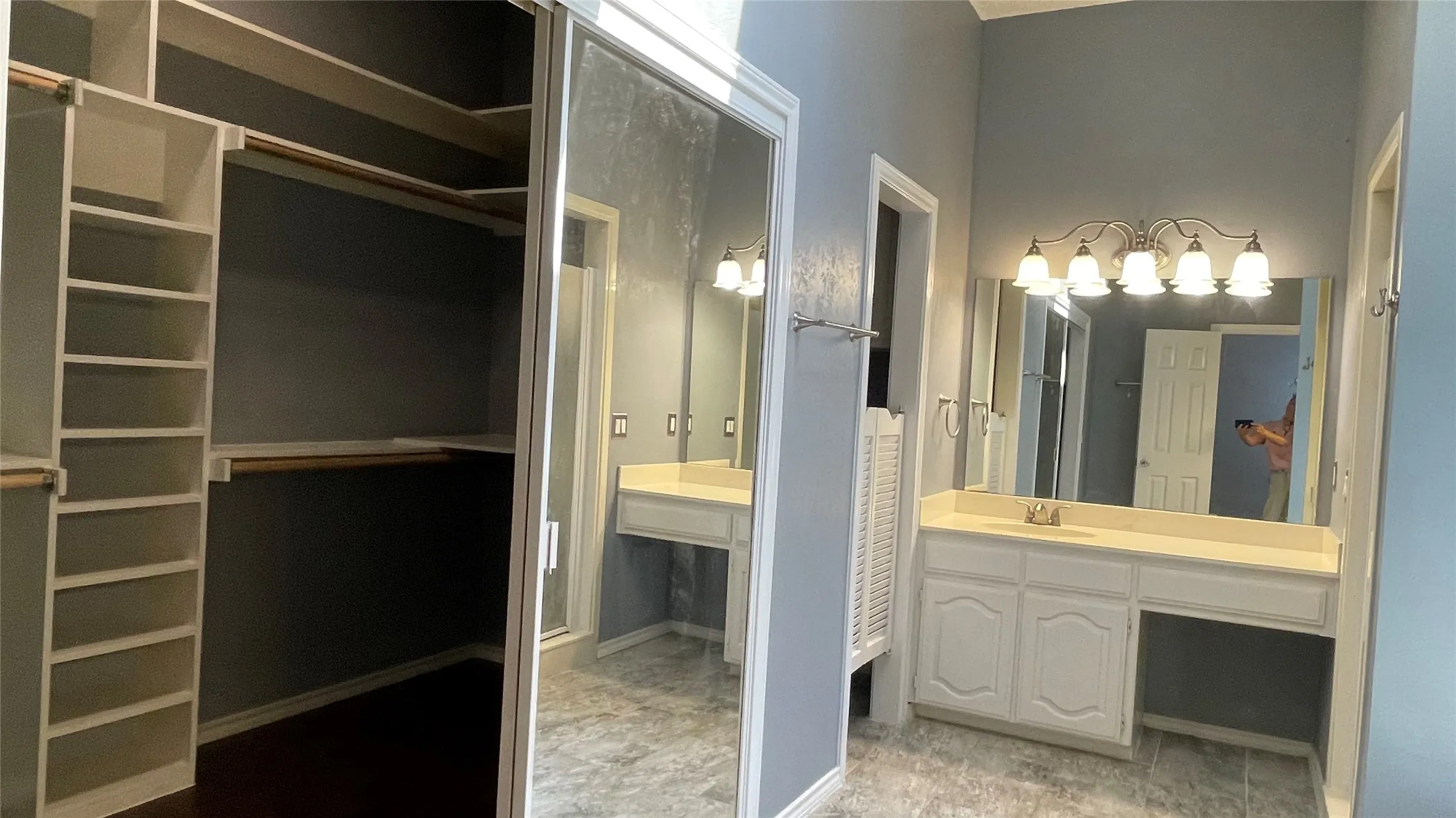 Big walking closet with hardwood floor