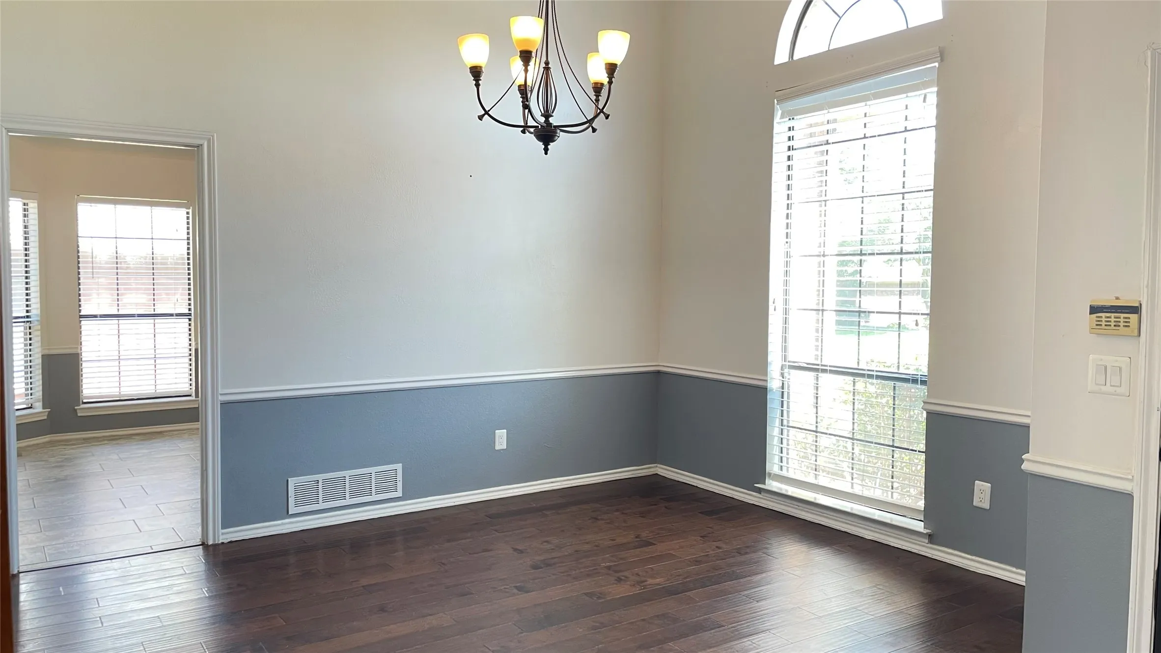 Bright dining, hardwood floor