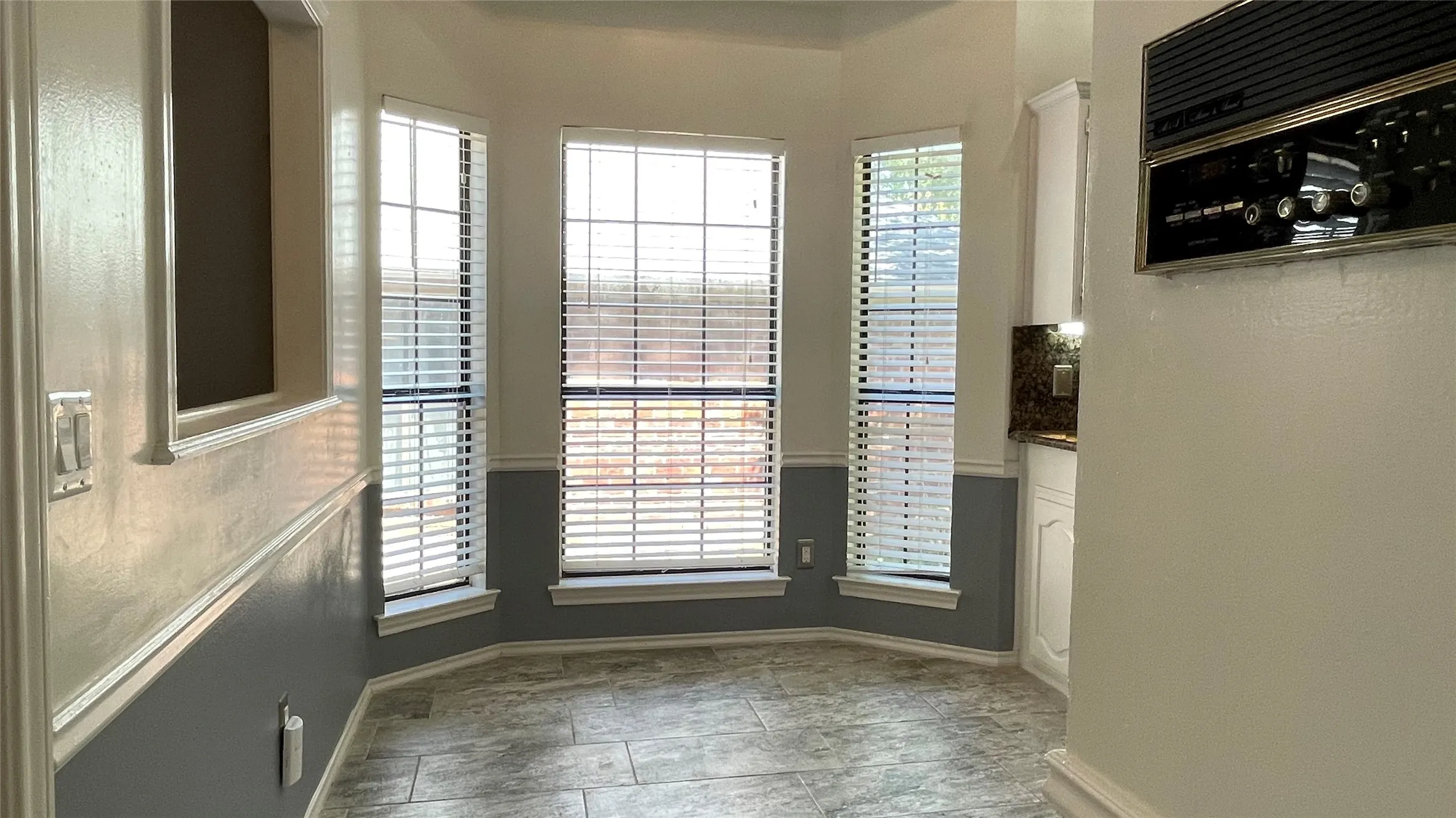 Breakfast with bay windows. Raised ceiling