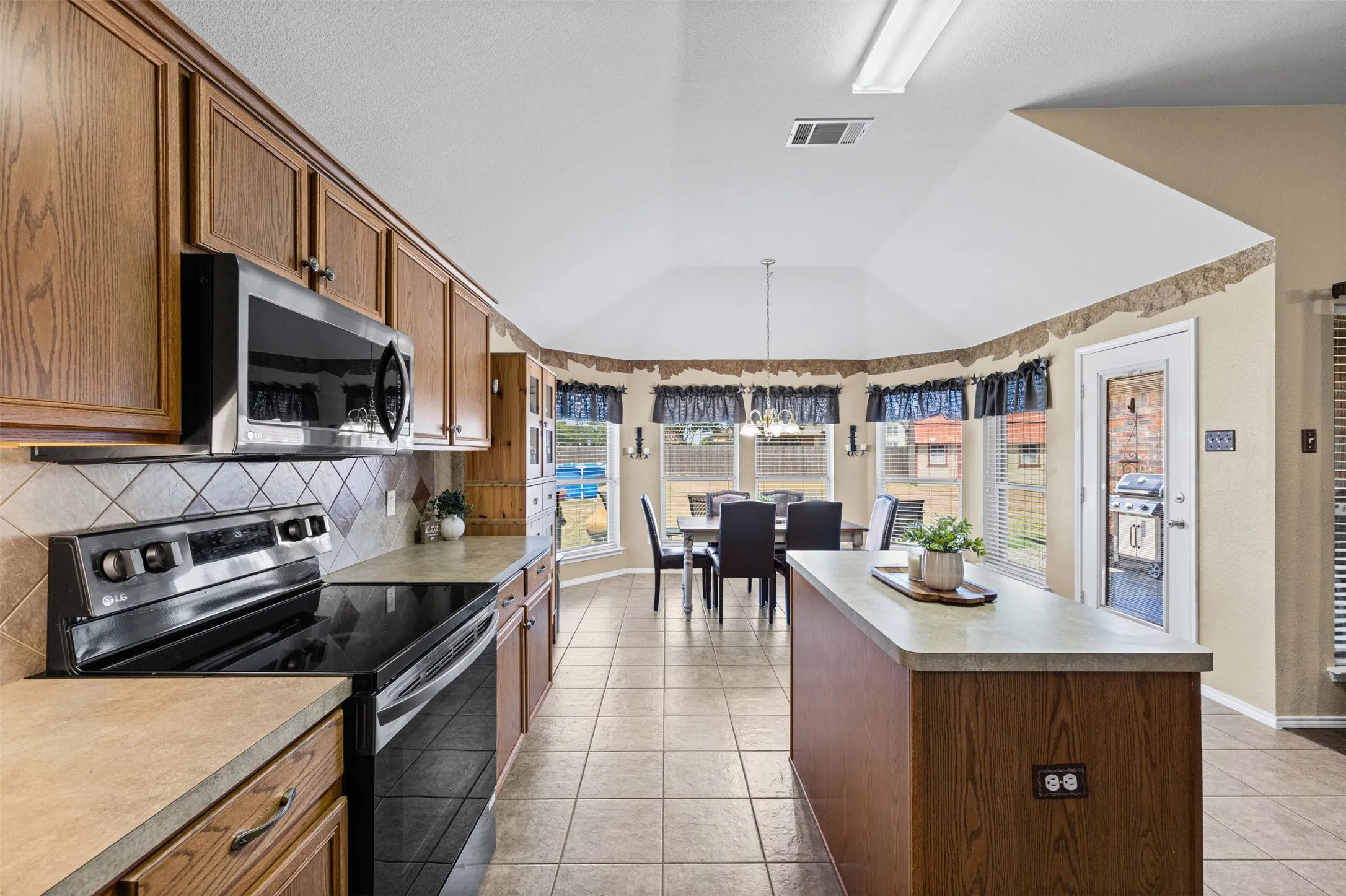 Single Family Residence For Sale in Ellis County , 4621 Cedar Run Drive, Midlothian, Texas 76065, 4 Bedroom, 2 Bathroom, 2 Garage spaces, 2,338 Sqft, built in 2005, mls#21347515, Real Estate Agent in Midlothian, Homes For Sale in Ellis county, Homes For Sale in Midlothian, Realtor in Midlothian Texas, Real Estate Brokerage Independent Realty Texas, Luminita Cordes Realtor