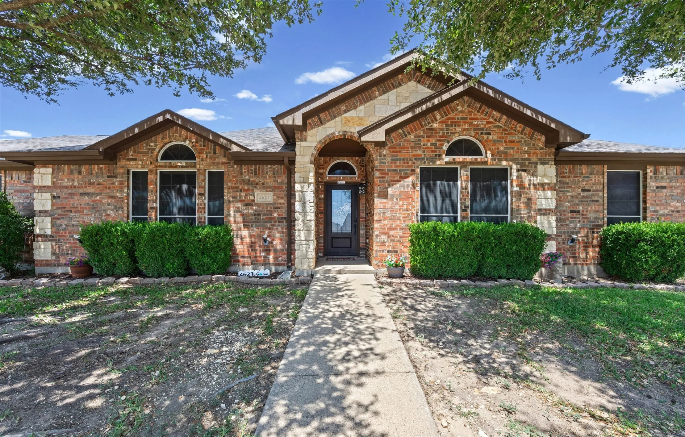 Single Family Residence For Sale in Ellis County , 4621 Cedar Run Drive, Midlothian, Texas 76065, 4 Bedroom, 2 Bathroom, 2 Garage spaces, 2,338 Sqft, built in 2005, mls#21347515, Real Estate Agent in Midlothian, Homes For Sale in Ellis county, Homes For Sale in Midlothian, Realtor in Midlothian Texas, Real Estate Brokerage Independent Realty Texas, Luminita Cordes Realtor