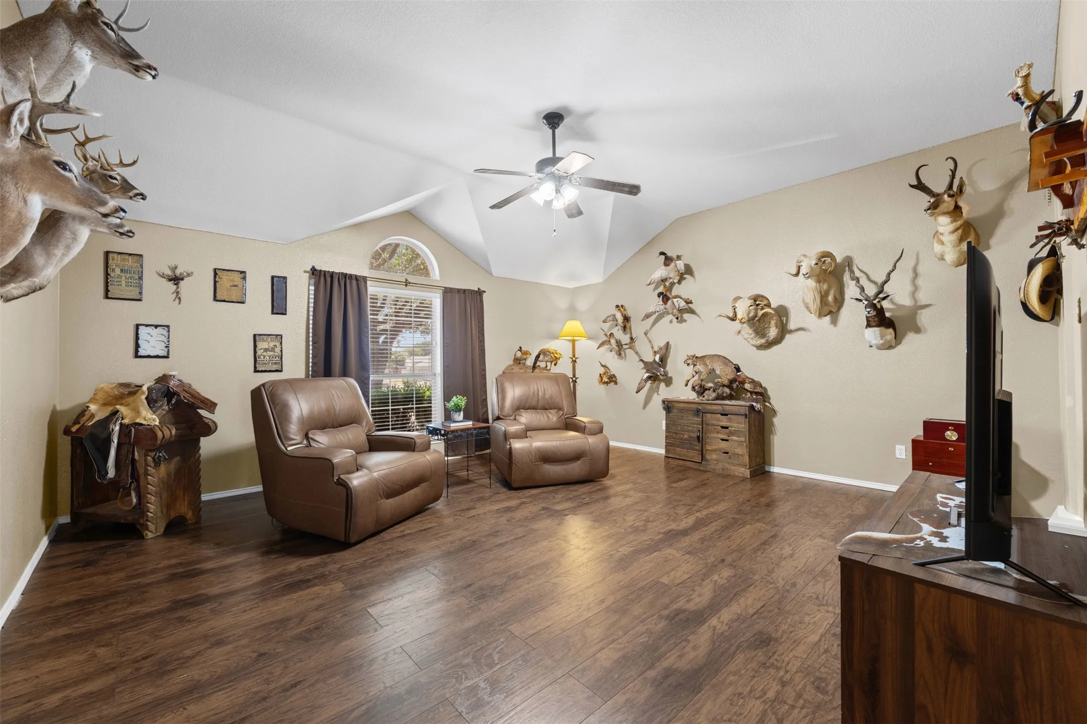 Single Family Residence For Sale in Ellis County , 4621 Cedar Run Drive, Midlothian, Texas 76065, 4 Bedroom, 2 Bathroom, 2 Garage spaces, 2,338 Sqft, built in 2005, mls#21347515, Real Estate Agent in Midlothian, Homes For Sale in Ellis county, Homes For Sale in Midlothian, Realtor in Midlothian Texas, Real Estate Brokerage Independent Realty Texas, Luminita Cordes Realtor