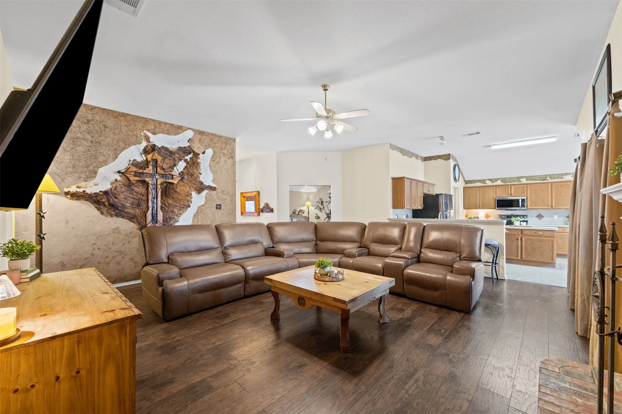Single Family Residence For Sale in Ellis County , 4621 Cedar Run Drive, Midlothian, Texas 76065, 4 Bedroom, 2 Bathroom, 2 Garage spaces, 2,338 Sqft, built in 2005, mls#21347515, Real Estate Agent in Midlothian, Homes For Sale in Ellis county, Homes For Sale in Midlothian, Realtor in Midlothian Texas, Real Estate Brokerage Independent Realty Texas, Luminita Cordes Realtor