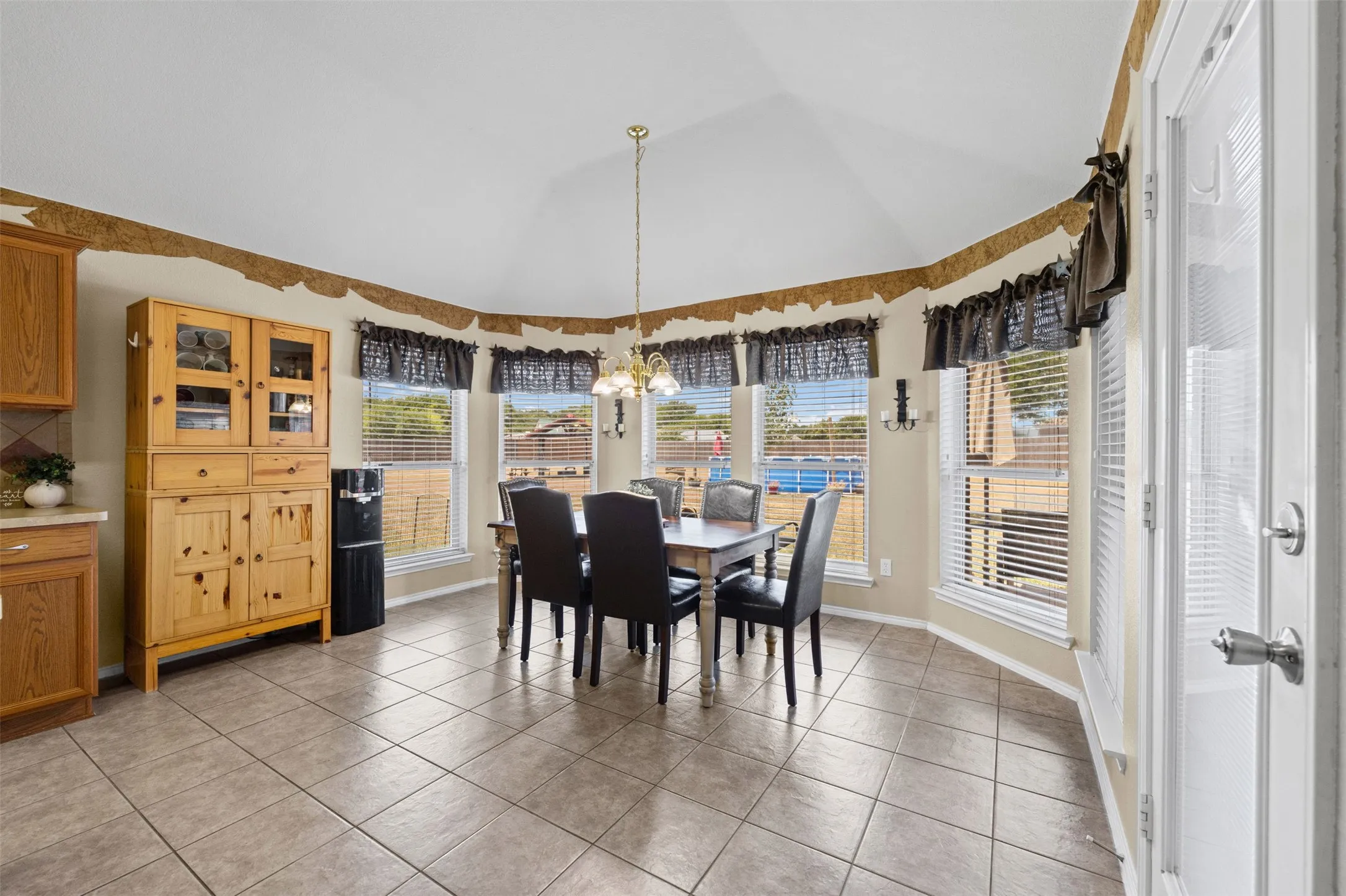 Single Family Residence For Sale in Ellis County , 4621 Cedar Run Drive, Midlothian, Texas 76065, 4 Bedroom, 2 Bathroom, 2 Garage spaces, 2,338 Sqft, built in 2005, mls#21347515, Real Estate Agent in Midlothian, Homes For Sale in Ellis county, Homes For Sale in Midlothian, Realtor in Midlothian Texas, Real Estate Brokerage Independent Realty Texas, Luminita Cordes Realtor