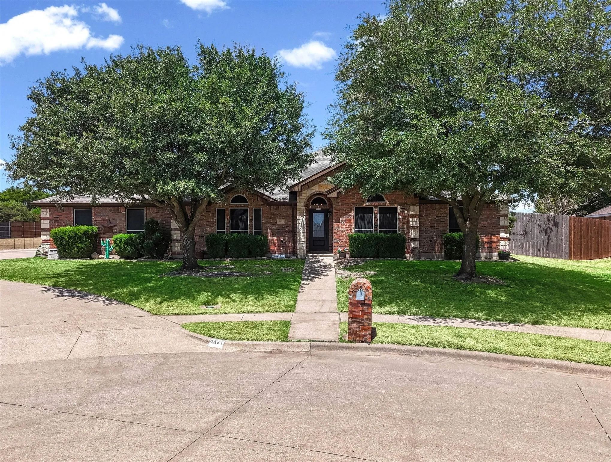Single Family Residence For Sale in Ellis County , 4621 Cedar Run Drive, Midlothian, Texas 76065, 4 Bedroom, 2 Bathroom, 2 Garage spaces, 2,338 Sqft, built in 2005, mls#21347515, Real Estate Agent in Midlothian, Homes For Sale in Ellis county, Homes For Sale in Midlothian, Realtor in Midlothian Texas, Real Estate Brokerage Independent Realty Texas, Luminita Cordes Realtor