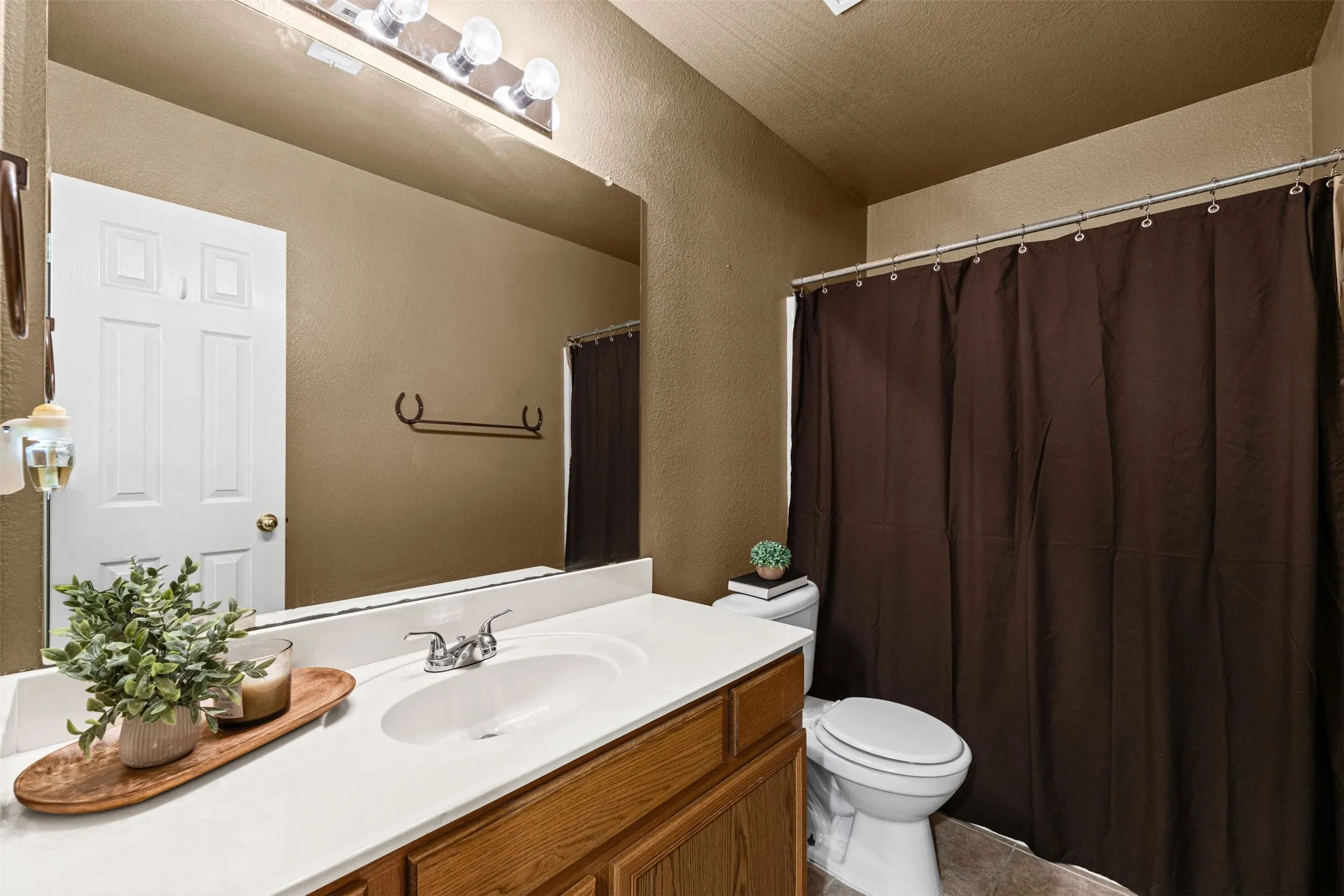 Single Family Residence For Sale in Ellis County , 4621 Cedar Run Drive, Midlothian, Texas 76065, 4 Bedroom, 2 Bathroom, 2 Garage spaces, 2,338 Sqft, built in 2005, mls#21347515, Real Estate Agent in Midlothian, Homes For Sale in Ellis county, Homes For Sale in Midlothian, Realtor in Midlothian Texas, Real Estate Brokerage Independent Realty Texas, Luminita Cordes Realtor