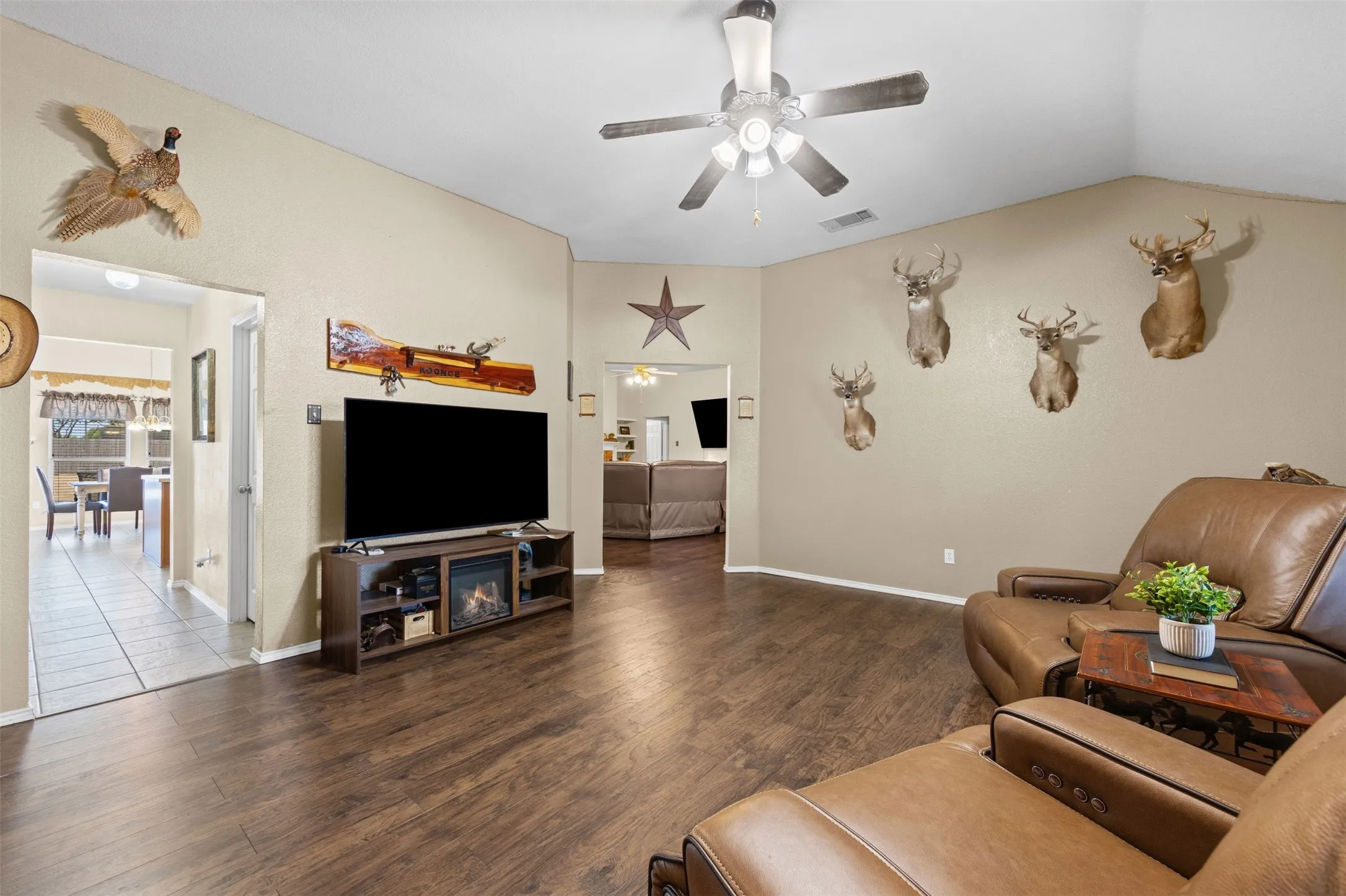 Single Family Residence For Sale in Ellis County , 4621 Cedar Run Drive, Midlothian, Texas 76065, 4 Bedroom, 2 Bathroom, 2 Garage spaces, 2,338 Sqft, built in 2005, mls#21347515, Real Estate Agent in Midlothian, Homes For Sale in Ellis county, Homes For Sale in Midlothian, Realtor in Midlothian Texas, Real Estate Brokerage Independent Realty Texas, Luminita Cordes Realtor
