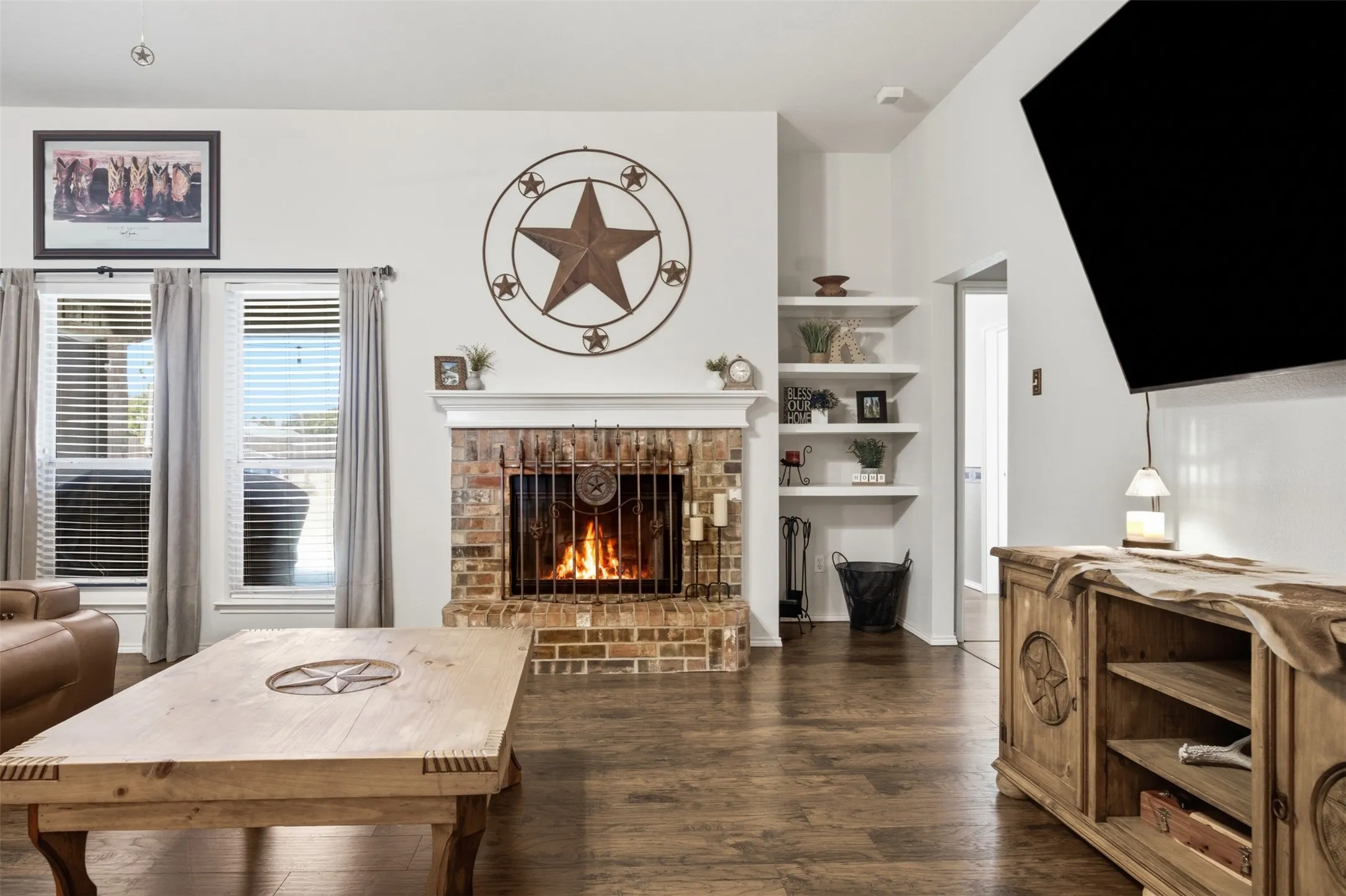 Single Family Residence For Sale in Ellis County , 4621 Cedar Run Drive, Midlothian, Texas 76065, 4 Bedroom, 2 Bathroom, 2 Garage spaces, 2,338 Sqft, built in 2005, mls#21347515, Real Estate Agent in Midlothian, Homes For Sale in Ellis county, Homes For Sale in Midlothian, Realtor in Midlothian Texas, Real Estate Brokerage Independent Realty Texas, Luminita Cordes Realtor
