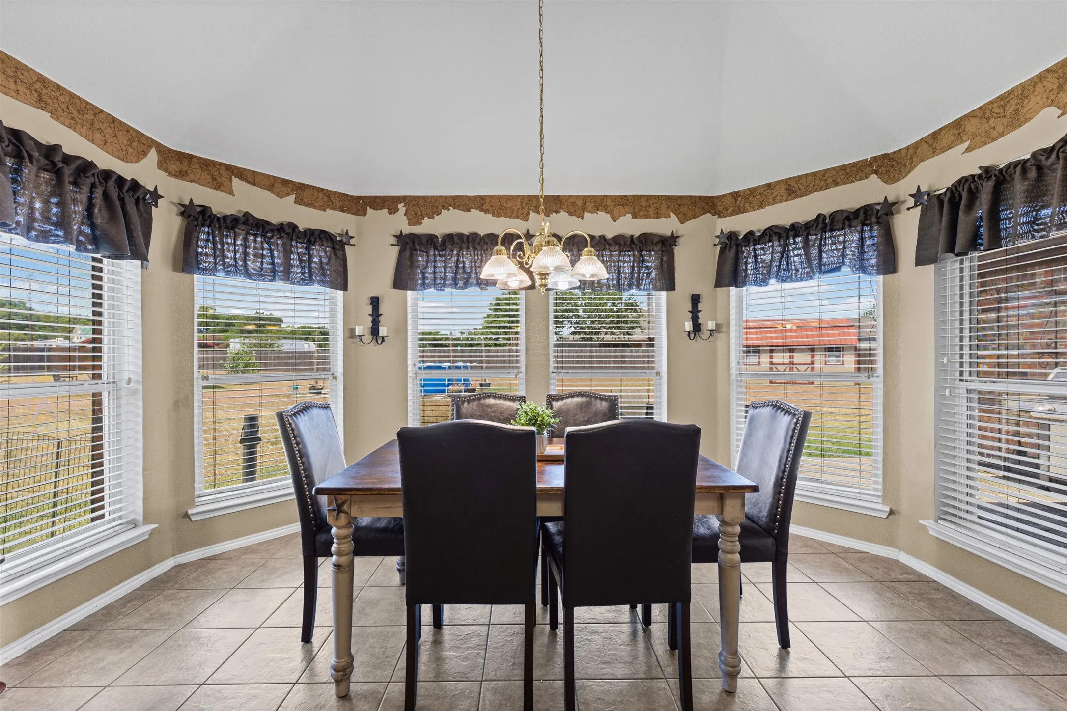 Single Family Residence For Sale in Ellis County , 4621 Cedar Run Drive, Midlothian, Texas 76065, 4 Bedroom, 2 Bathroom, 2 Garage spaces, 2,338 Sqft, built in 2005, mls#21347515, Real Estate Agent in Midlothian, Homes For Sale in Ellis county, Homes For Sale in Midlothian, Realtor in Midlothian Texas, Real Estate Brokerage Independent Realty Texas, Luminita Cordes Realtor